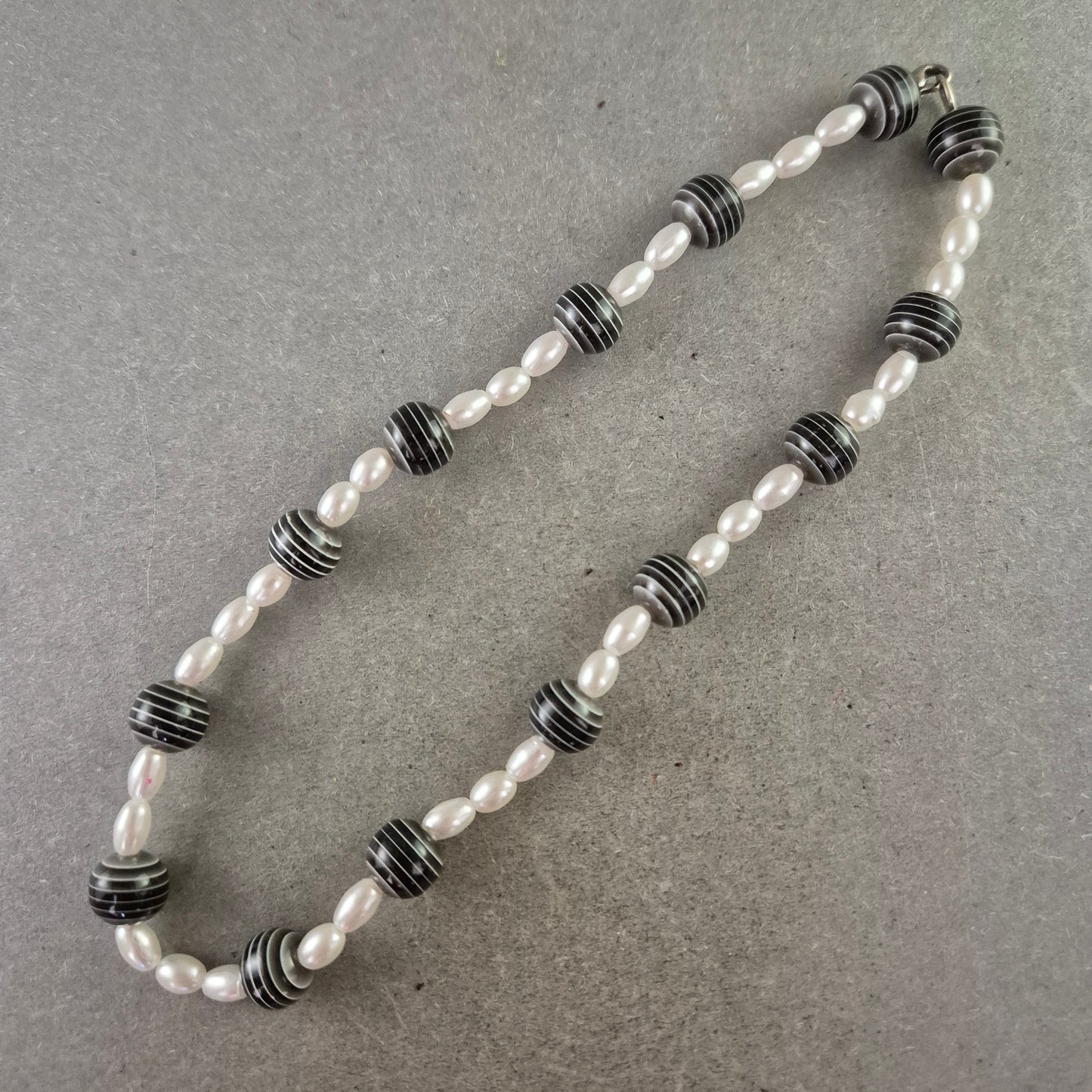 Perlen Kette mit schwarzen Kugeln – Stilvoller Kontrastlook