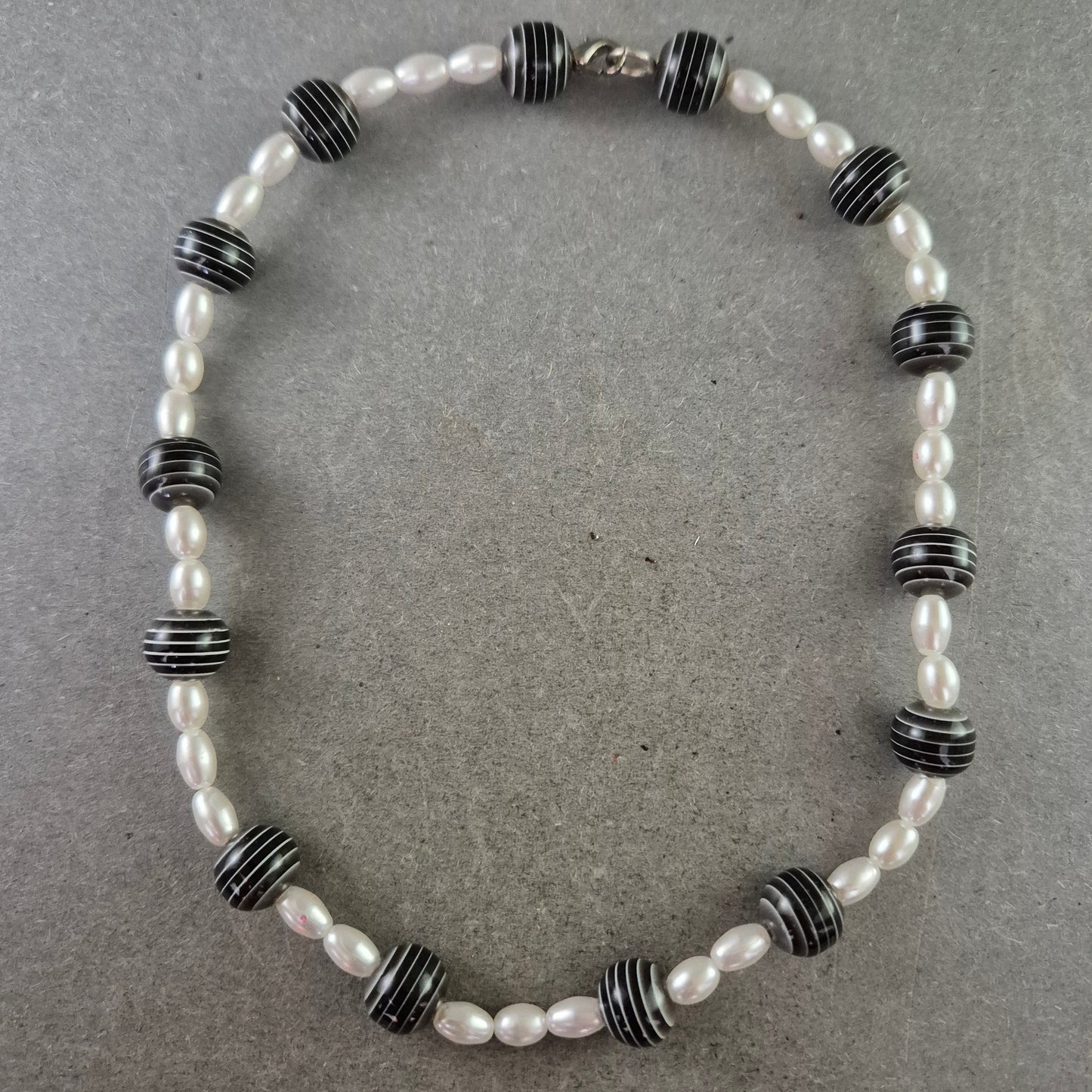 Perlen Kette mit schwarzen Kugeln – Stilvoller Kontrastlook