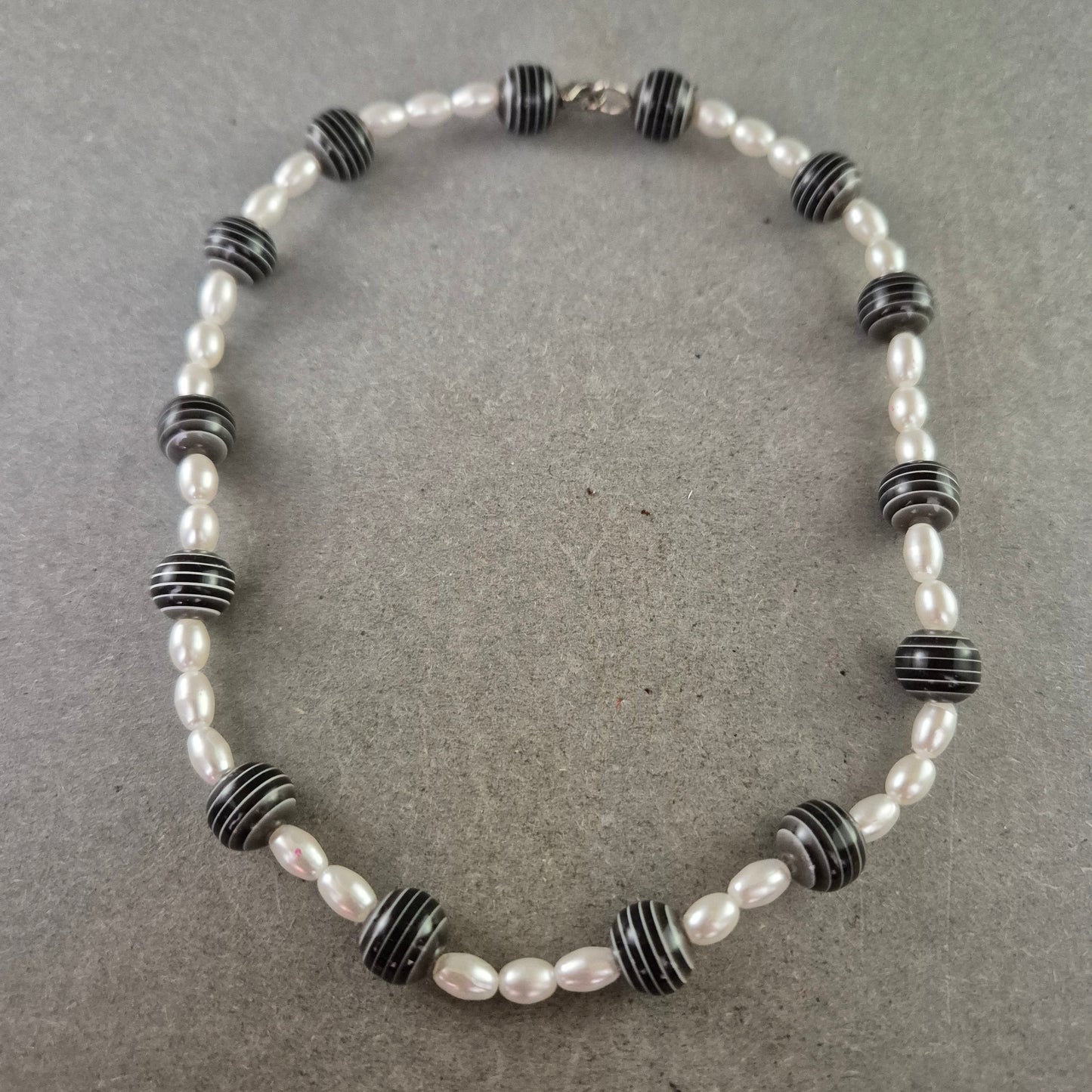 Perlen Kette mit schwarzen Kugeln – Stilvoller Kontrastlook