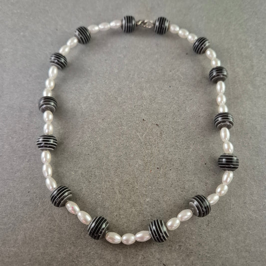 Perlen Kette mit schwarzen Kugeln – Stilvoller Kontrastlook