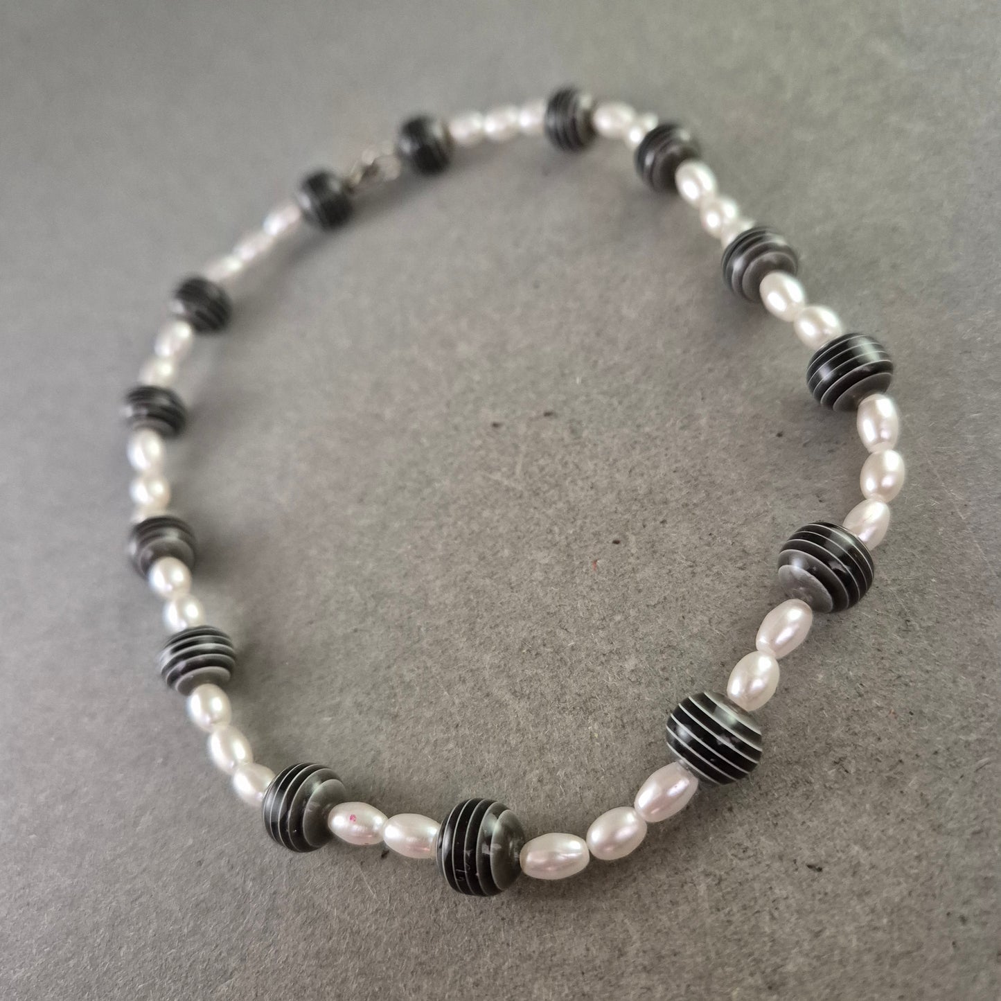 Perlen Kette mit schwarzen Kugeln – Stilvoller Kontrastlook