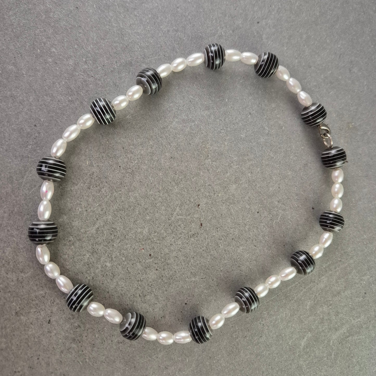 Perlen Kette mit schwarzen Kugeln – Stilvoller Kontrastlook