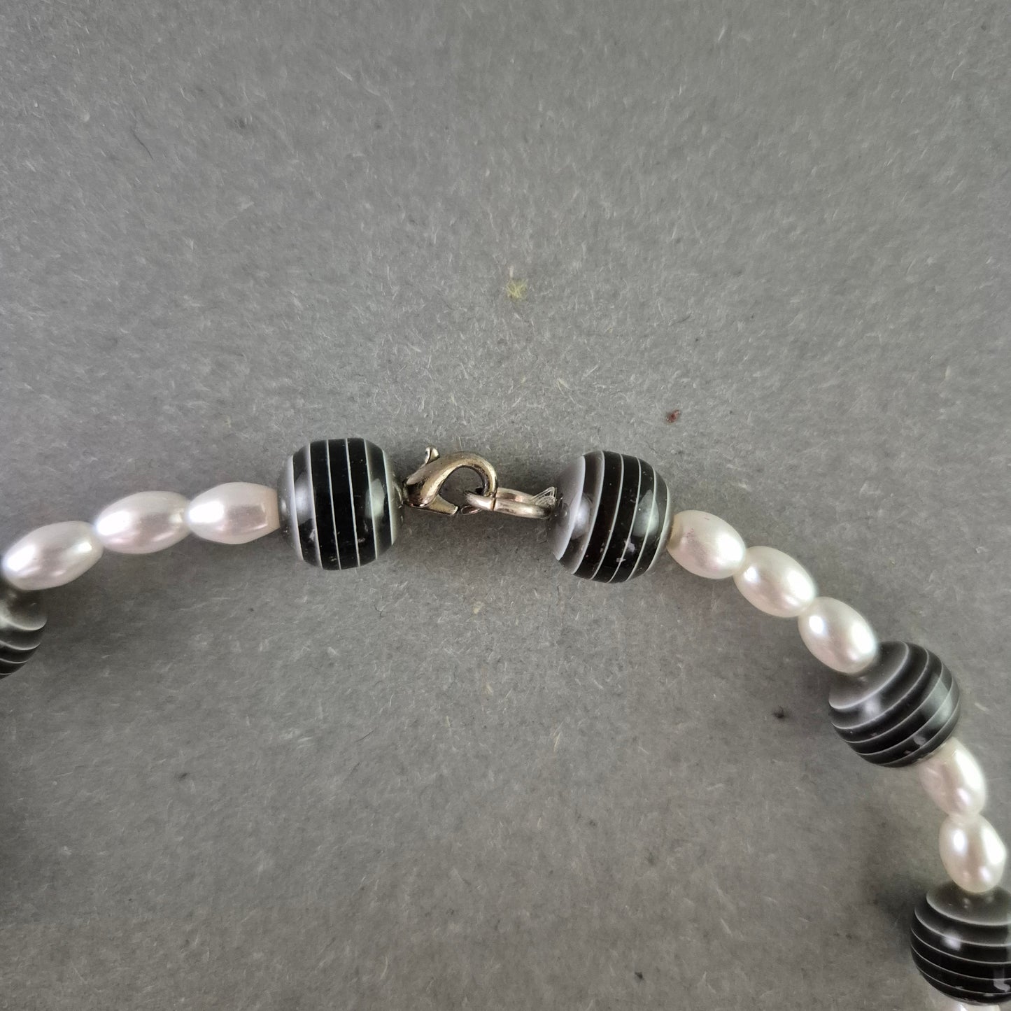 Perlen Kette mit schwarzen Kugeln – Stilvoller Kontrastlook