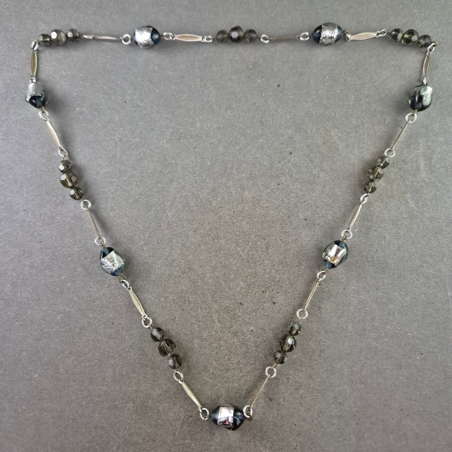 Glasperlen Kette in Grau Silber – Elegantes Design