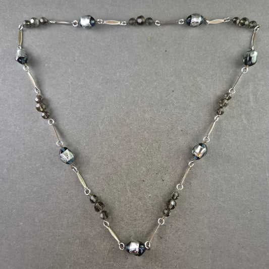Glasperlen Kette in Grau Silber – Elegantes Design