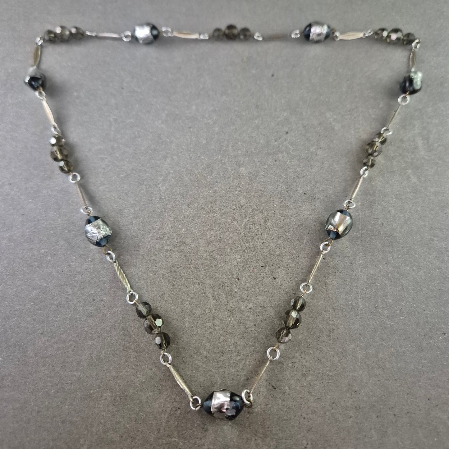 Glasperlen Kette in Grau Silber – Elegantes Design