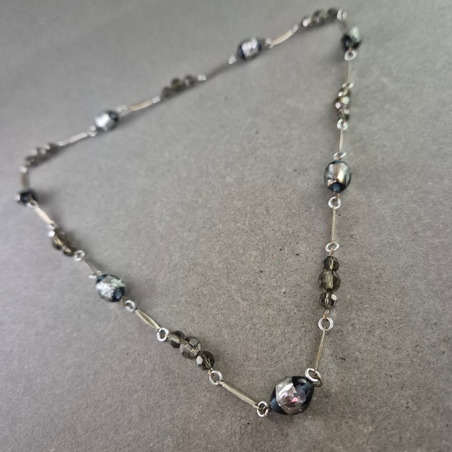 Glasperlen Kette in Grau Silber – Elegantes Design