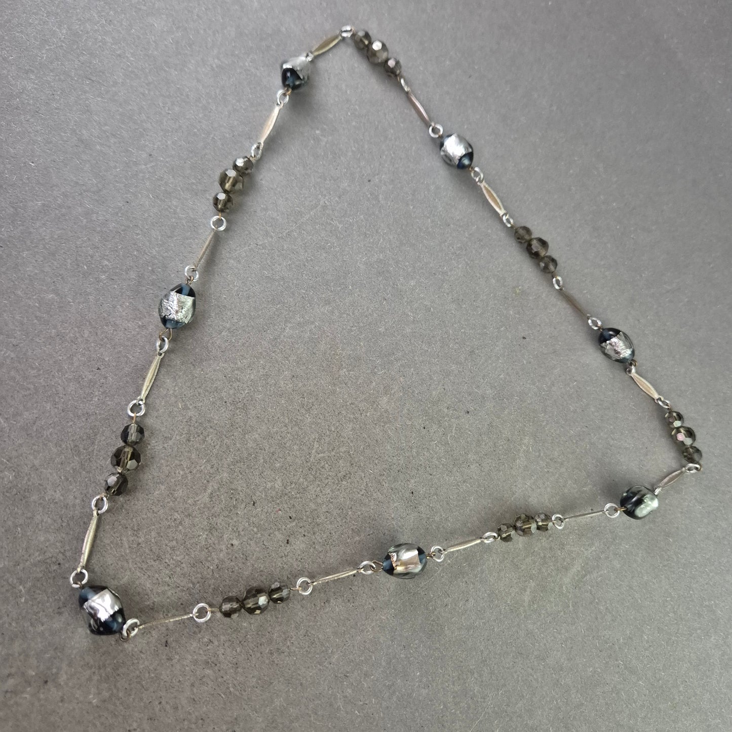 Glasperlen Kette in Grau Silber – Elegantes Design