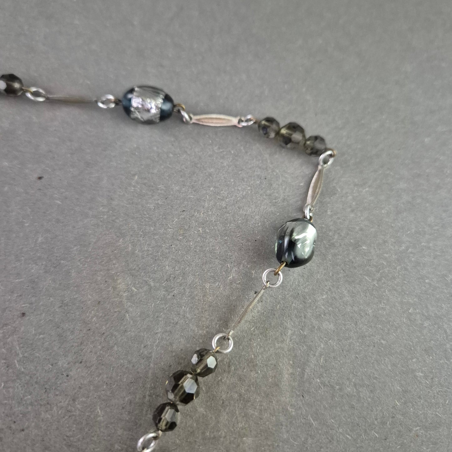 Glasperlen Kette in Grau Silber – Elegantes Design