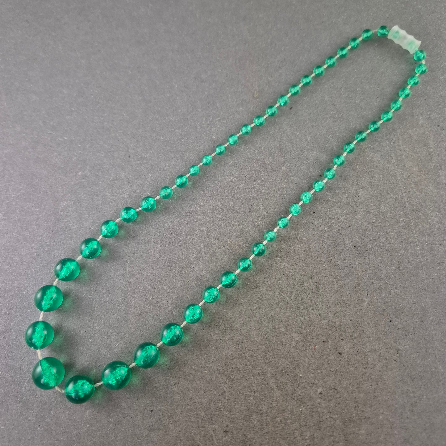 Grüne Glasperlen Kette – Vintage Schmuck in kräftigem Ton