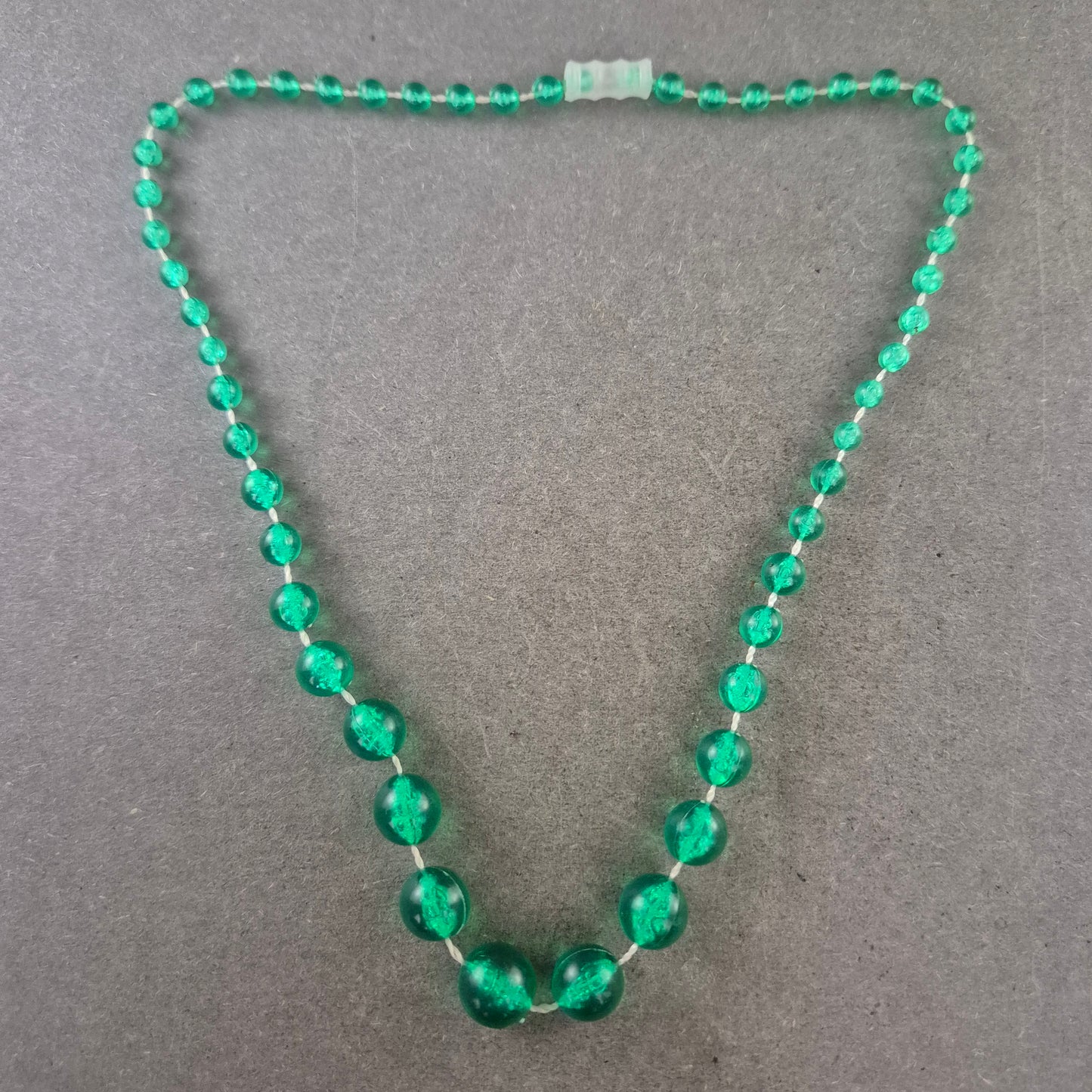 Grüne Glasperlen Kette – Vintage Schmuck in kräftigem Ton