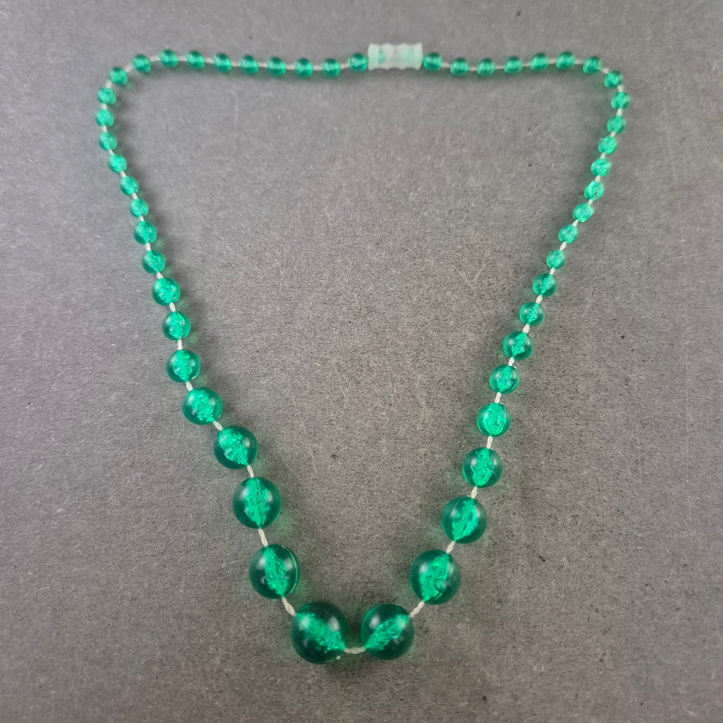 Grüne Glasperlen Kette – Vintage Schmuck in kräftigem Ton