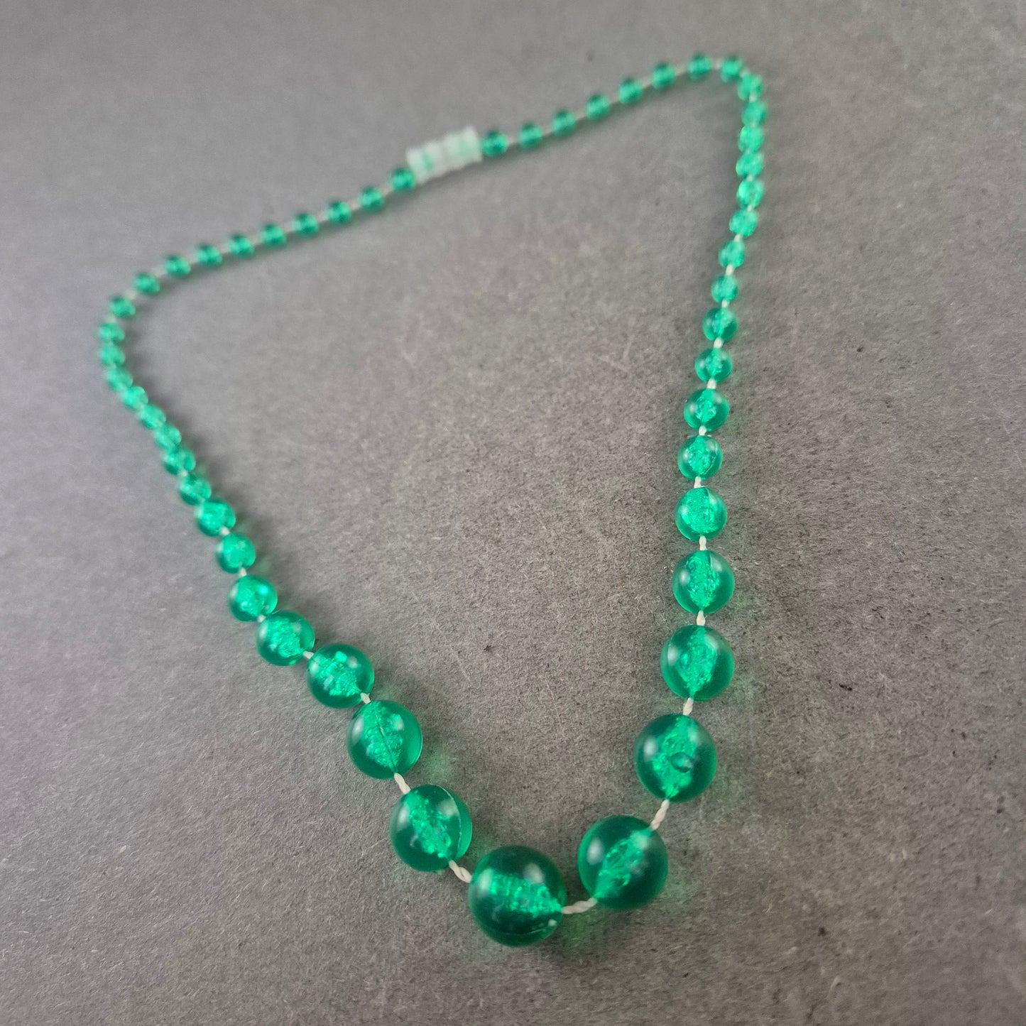 Grüne Glasperlen Kette – Vintage Schmuck in kräftigem Ton