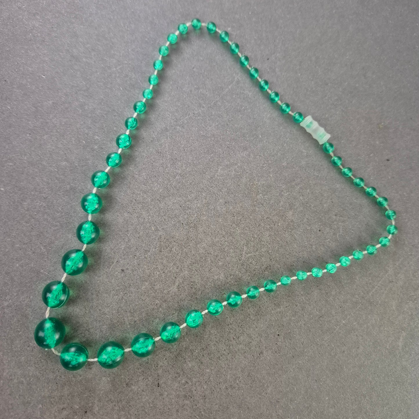 Grüne Glasperlen Kette – Vintage Schmuck in kräftigem Ton