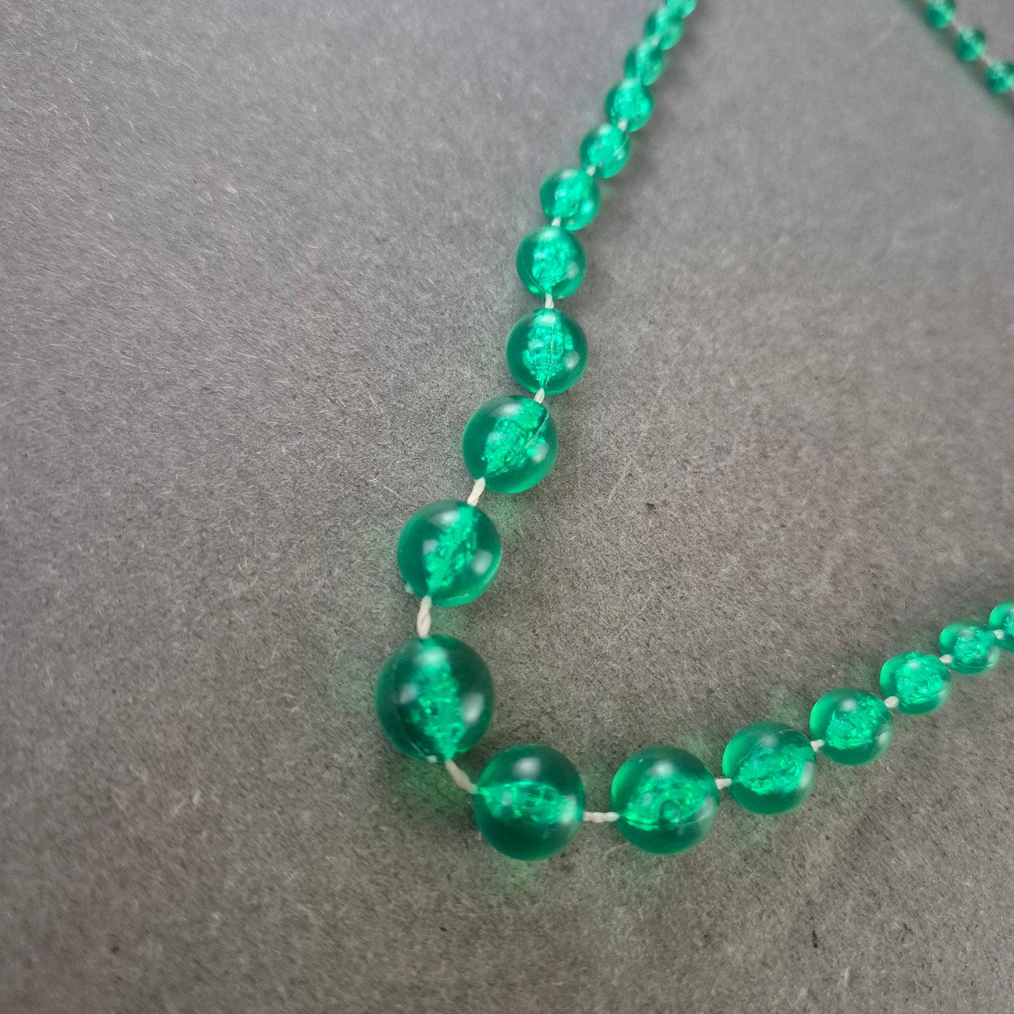 Grüne Glasperlen Kette – Vintage Schmuck in kräftigem Ton