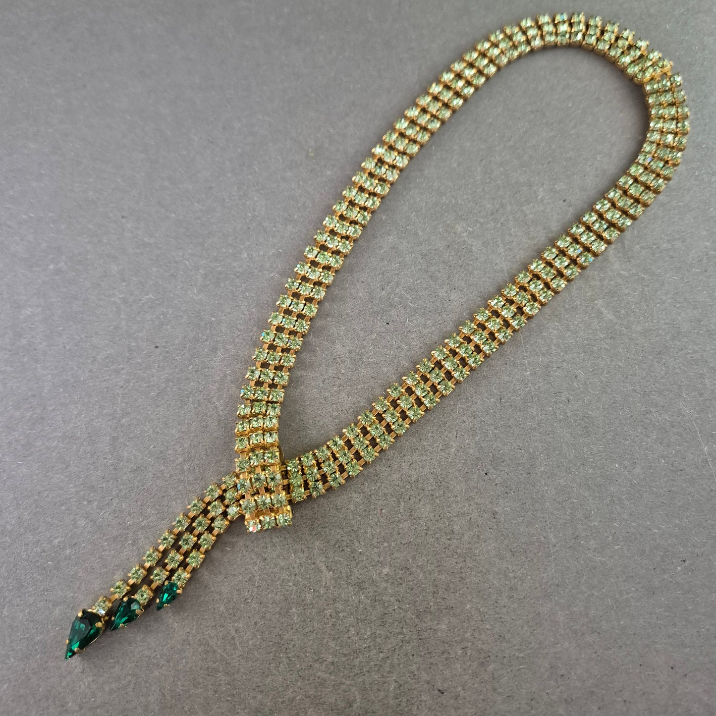 Strass Kette in Goldoptik mit grünen Steinen – Glamouröses Design