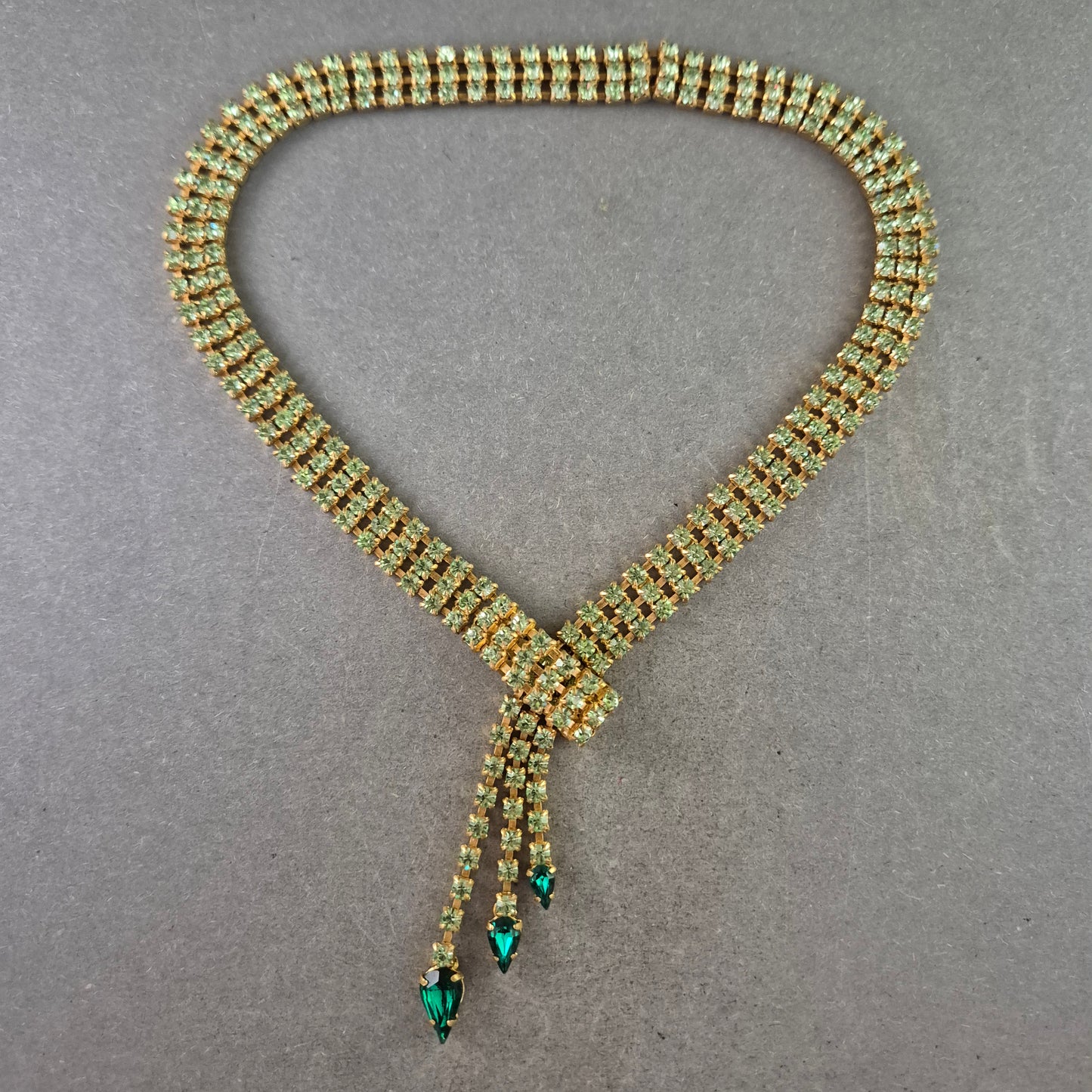 Strass Kette in Goldoptik mit grünen Steinen – Glamouröses Design