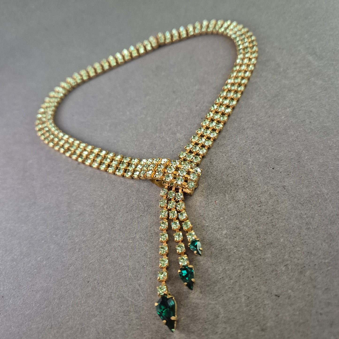 Strass Kette in Goldoptik mit grünen Steinen – Glamouröses Design