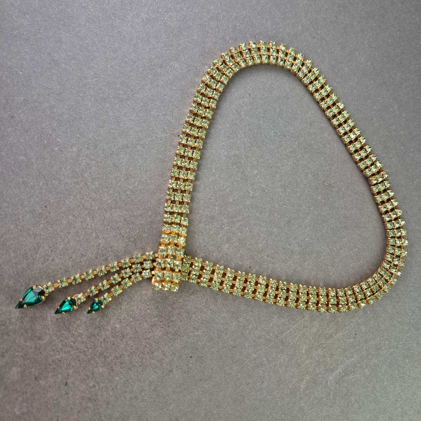 Strass Kette in Goldoptik mit grünen Steinen – Glamouröses Design