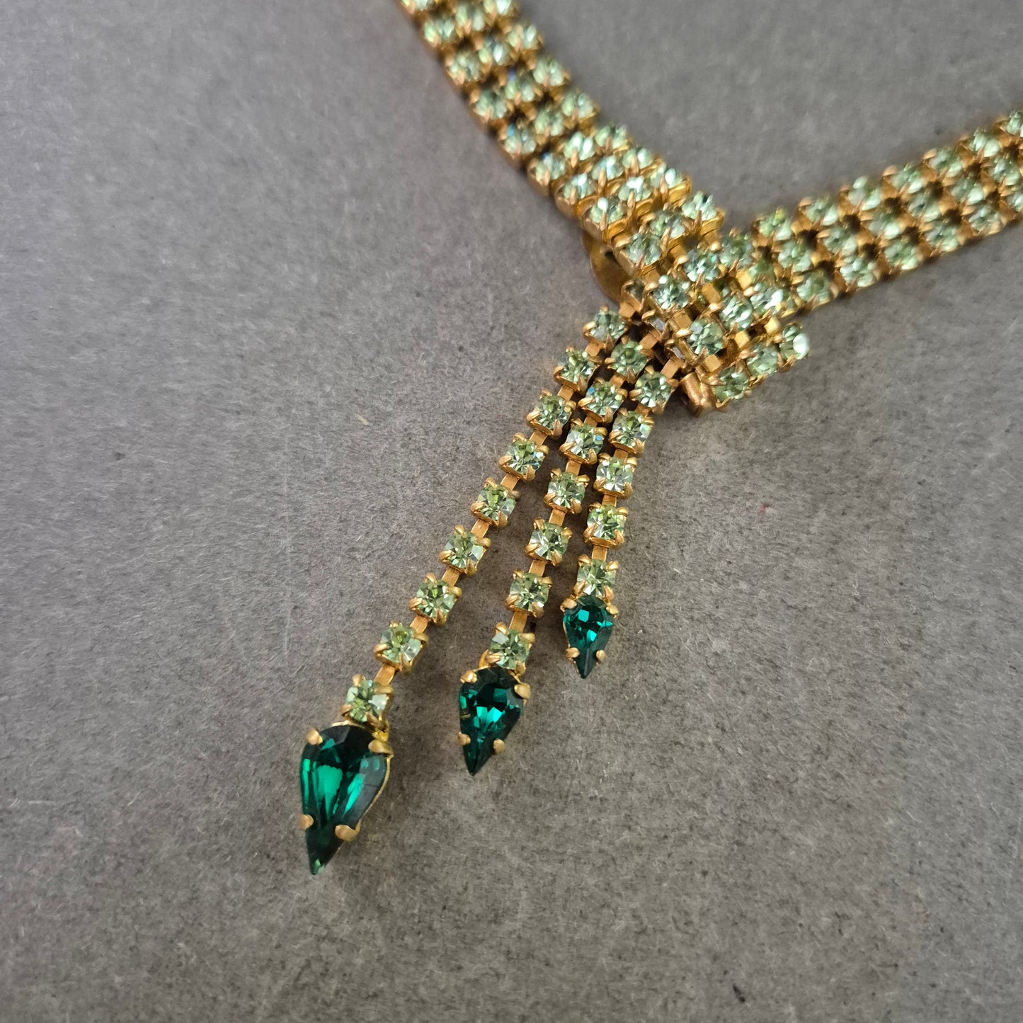 Strass Kette in Goldoptik mit grünen Steinen – Glamouröses Design
