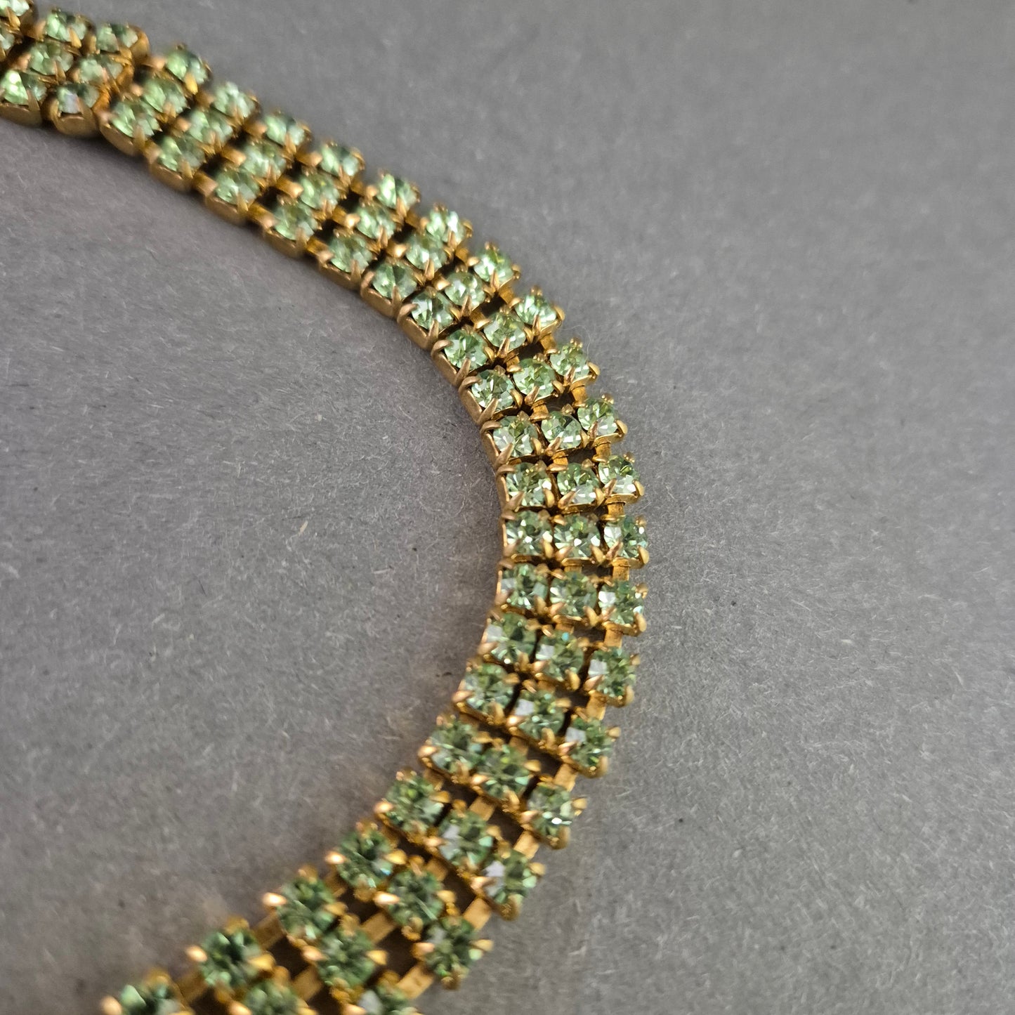 Strass Kette in Goldoptik mit grünen Steinen – Glamouröses Design