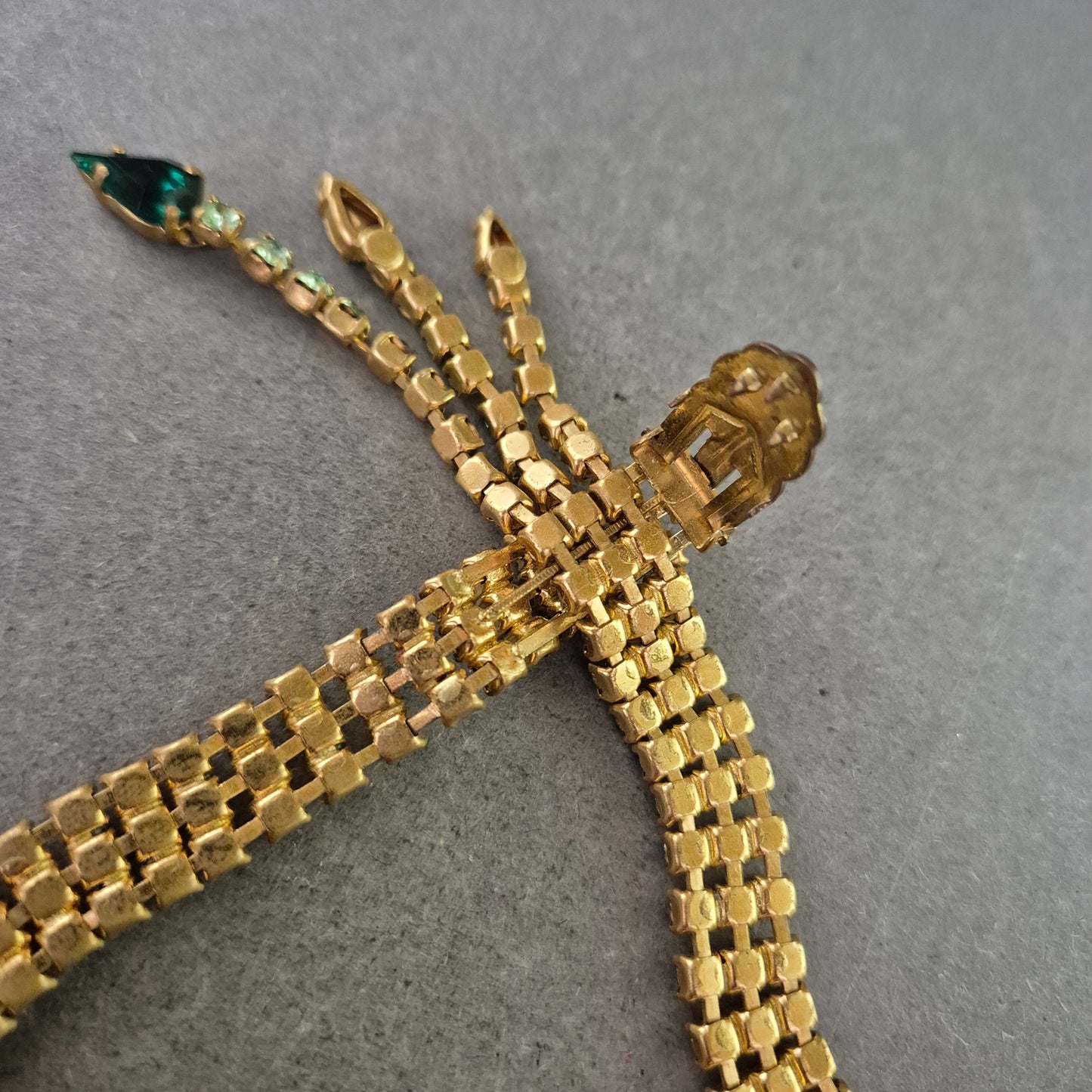 Strass Kette in Goldoptik mit grünen Steinen – Glamouröses Design