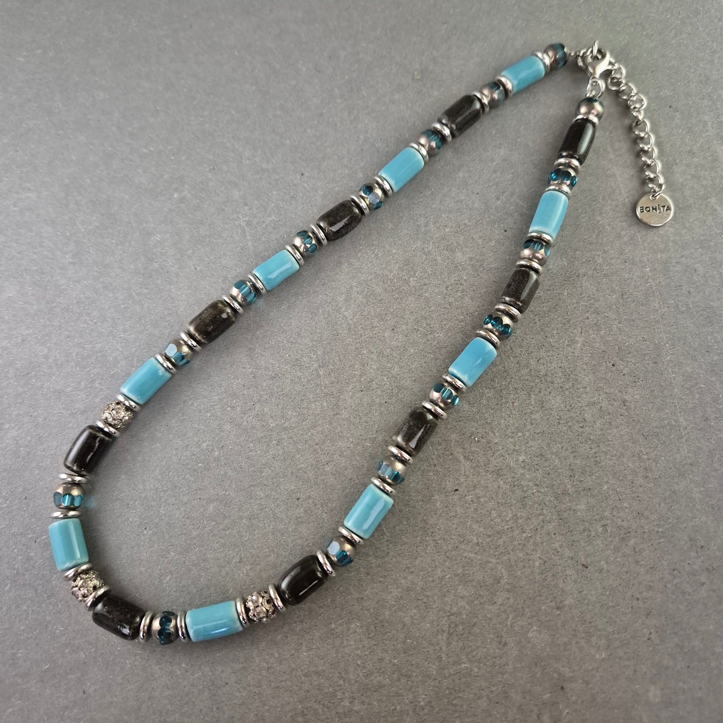 Bonita Kette mit blauen und schwarzen Elementen – Modernes Design