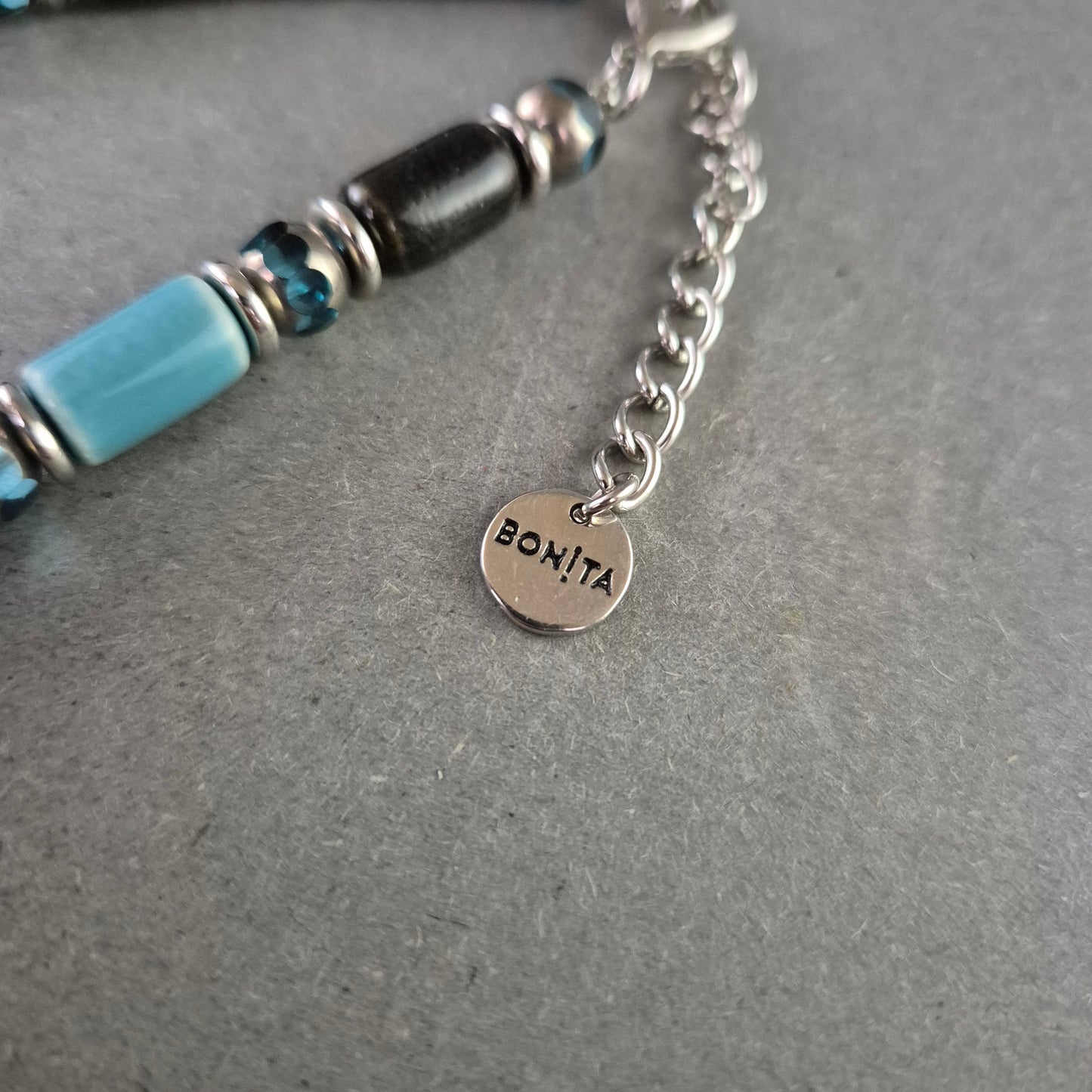 Bonita Kette mit blauen und schwarzen Elementen – Modernes Design