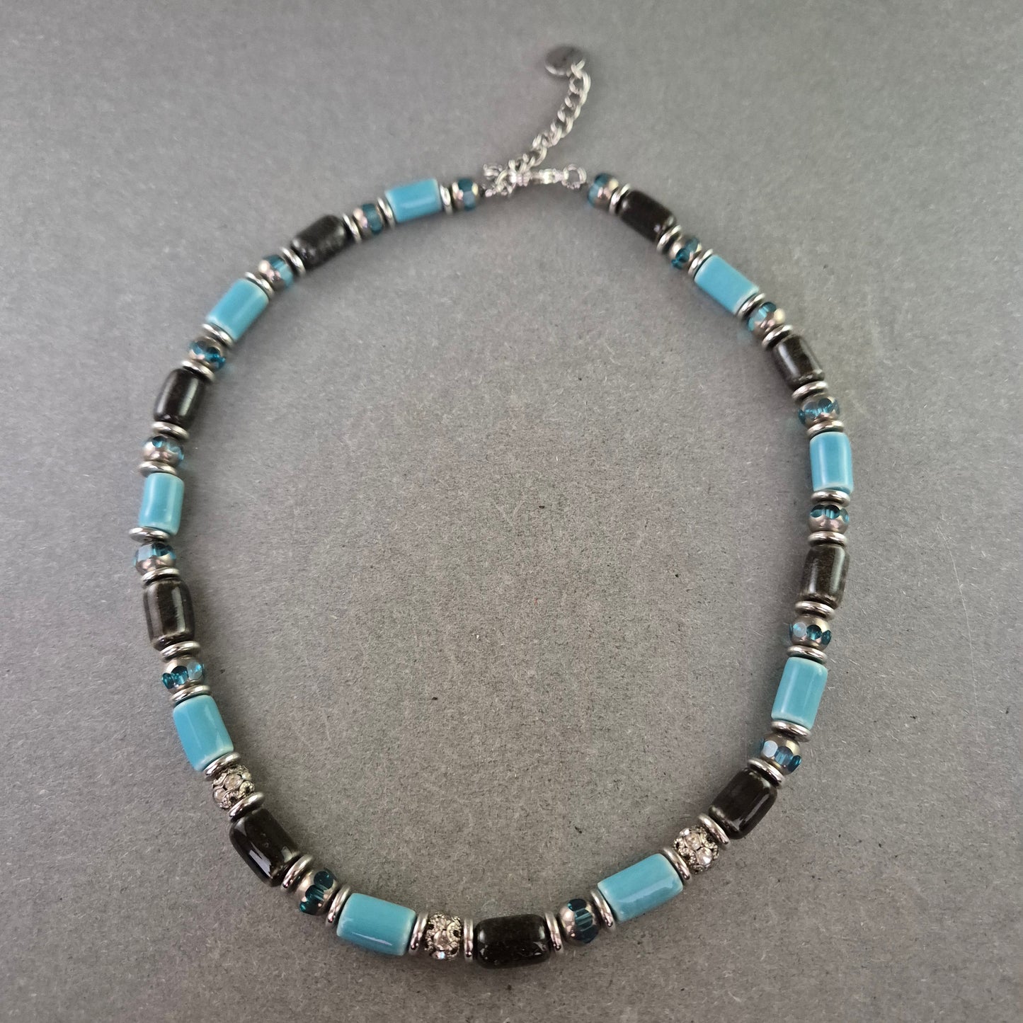 Bonita Kette mit blauen und schwarzen Elementen – Modernes Design