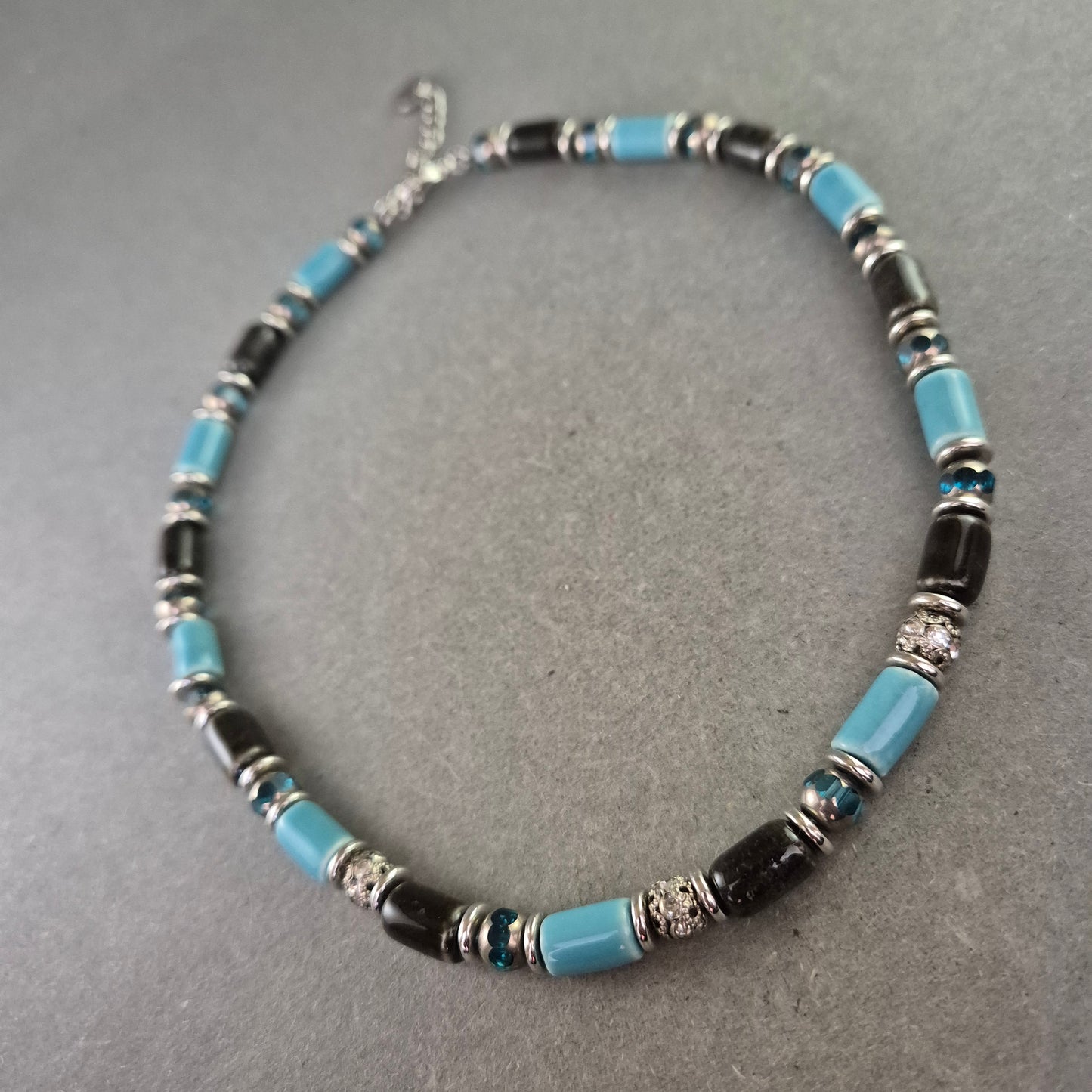 Bonita Kette mit blauen und schwarzen Elementen – Modernes Design