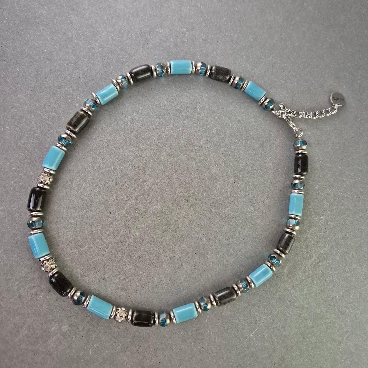 Bonita Kette mit blauen und schwarzen Elementen – Modernes Design