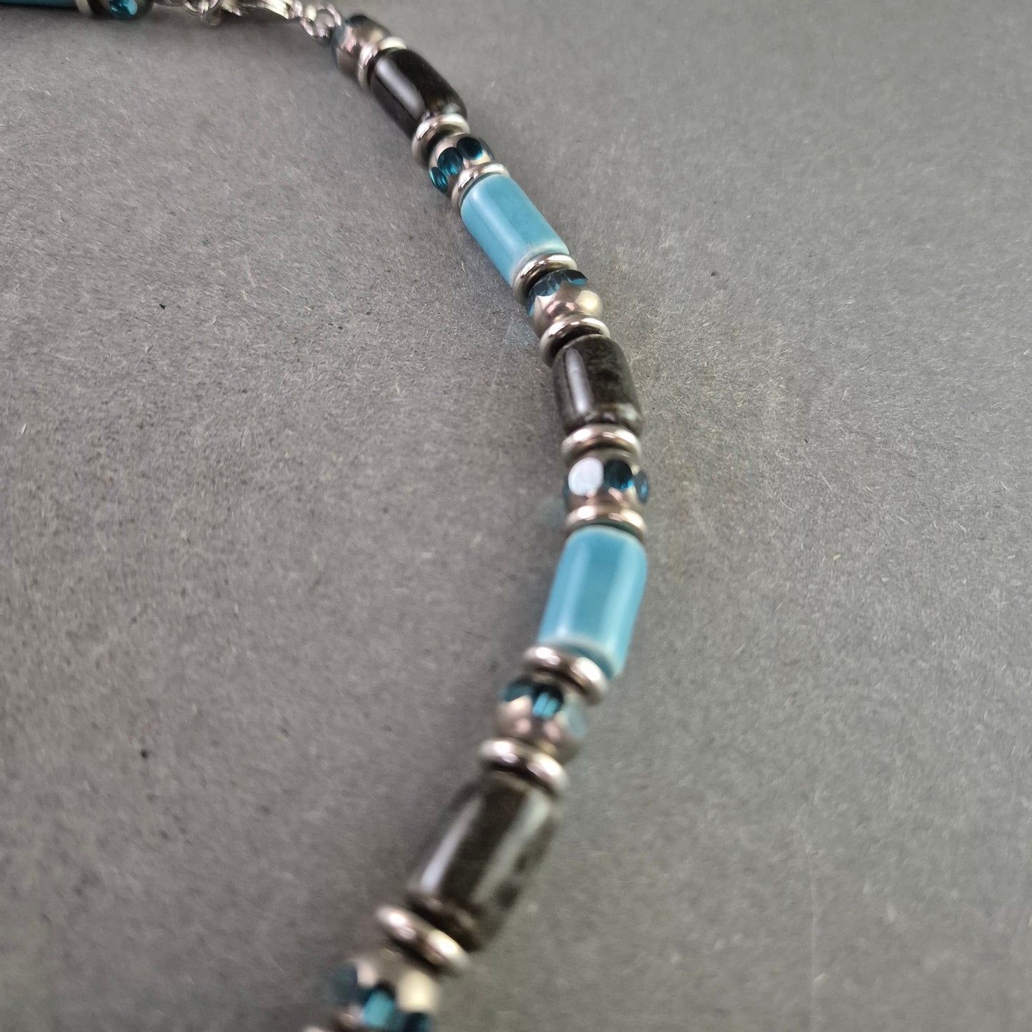 Bonita Kette mit blauen und schwarzen Elementen – Modernes Design