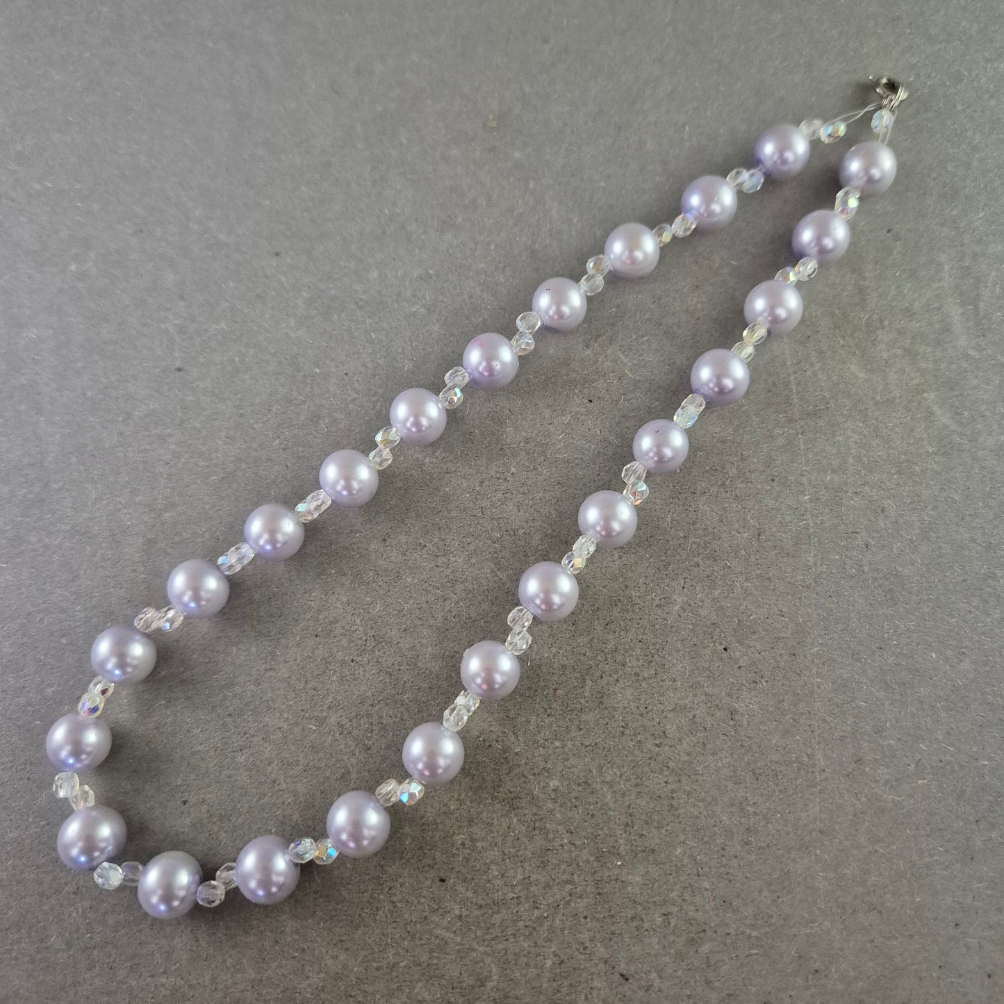 Perlen Kette mit Kristallelementen – Eleganz in Silberoptik