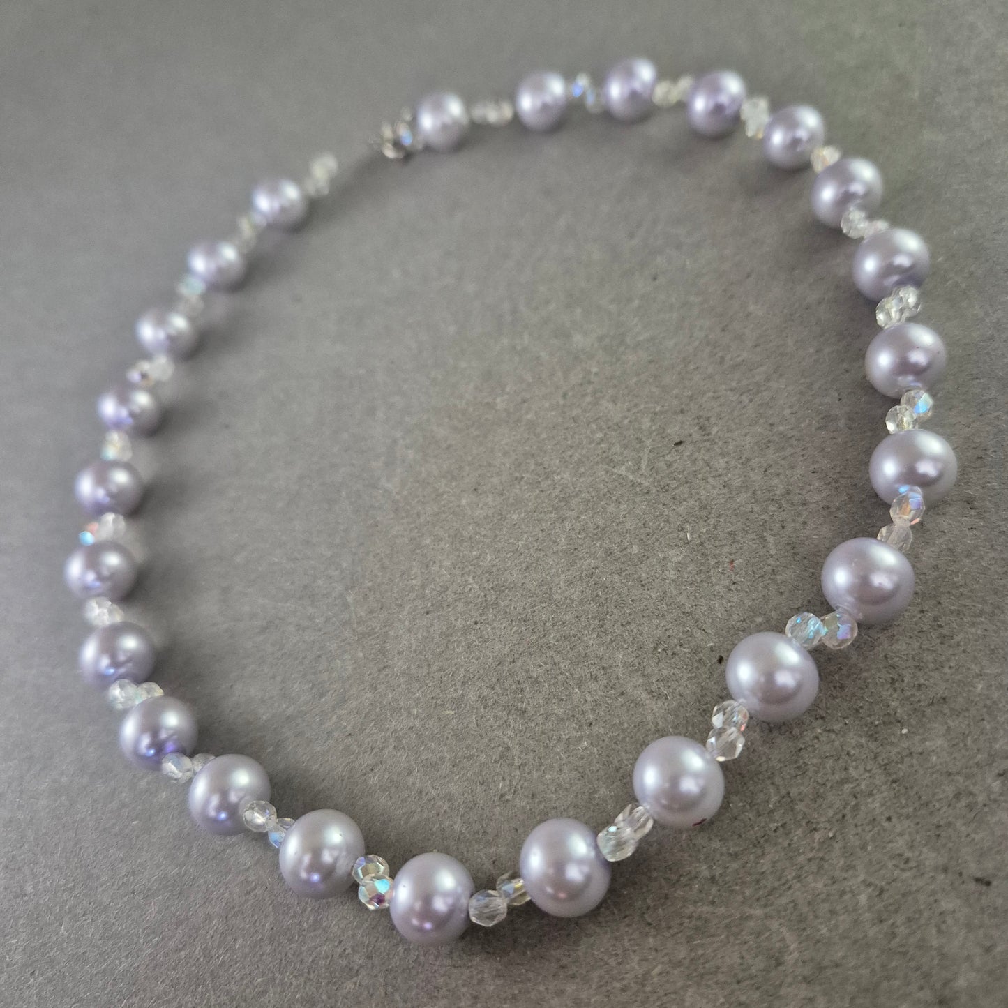 Perlen Kette mit Kristallelementen – Eleganz in Silberoptik