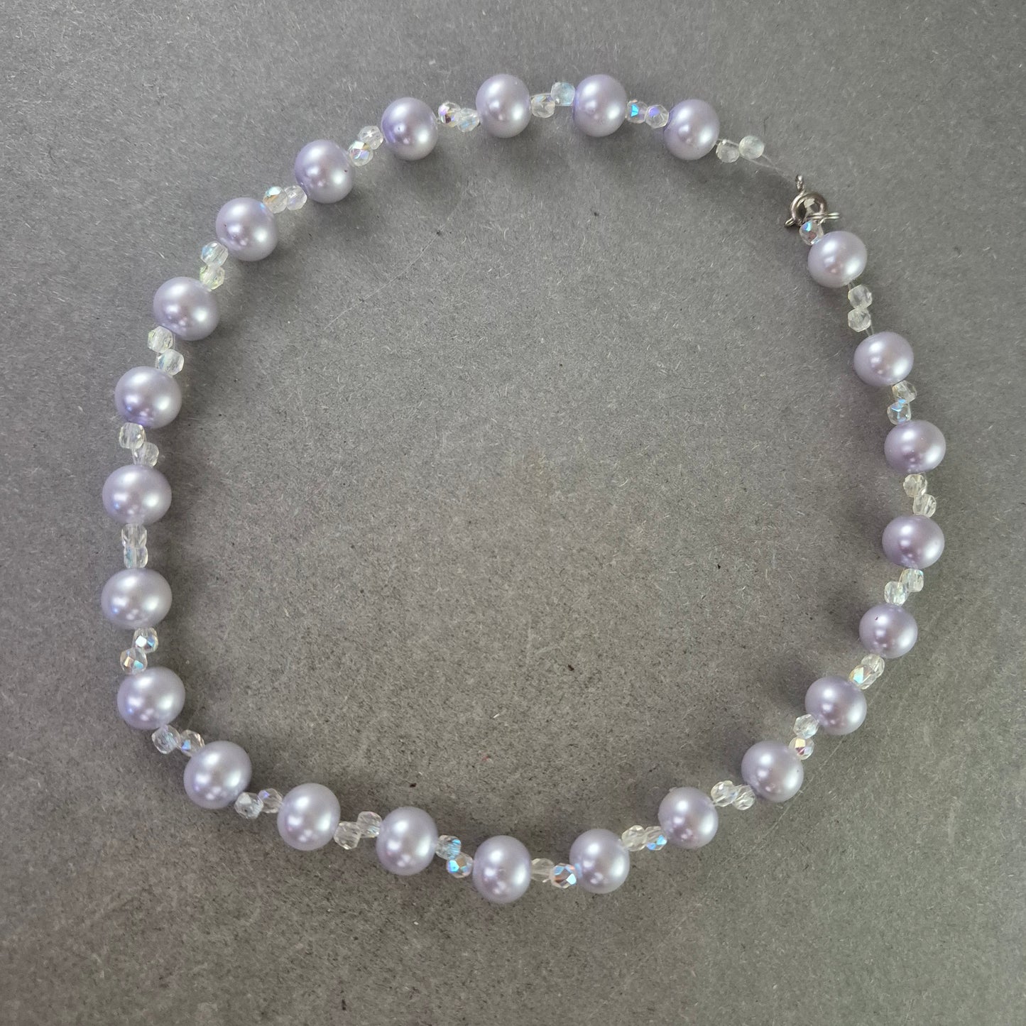 Perlen Kette mit Kristallelementen – Eleganz in Silberoptik