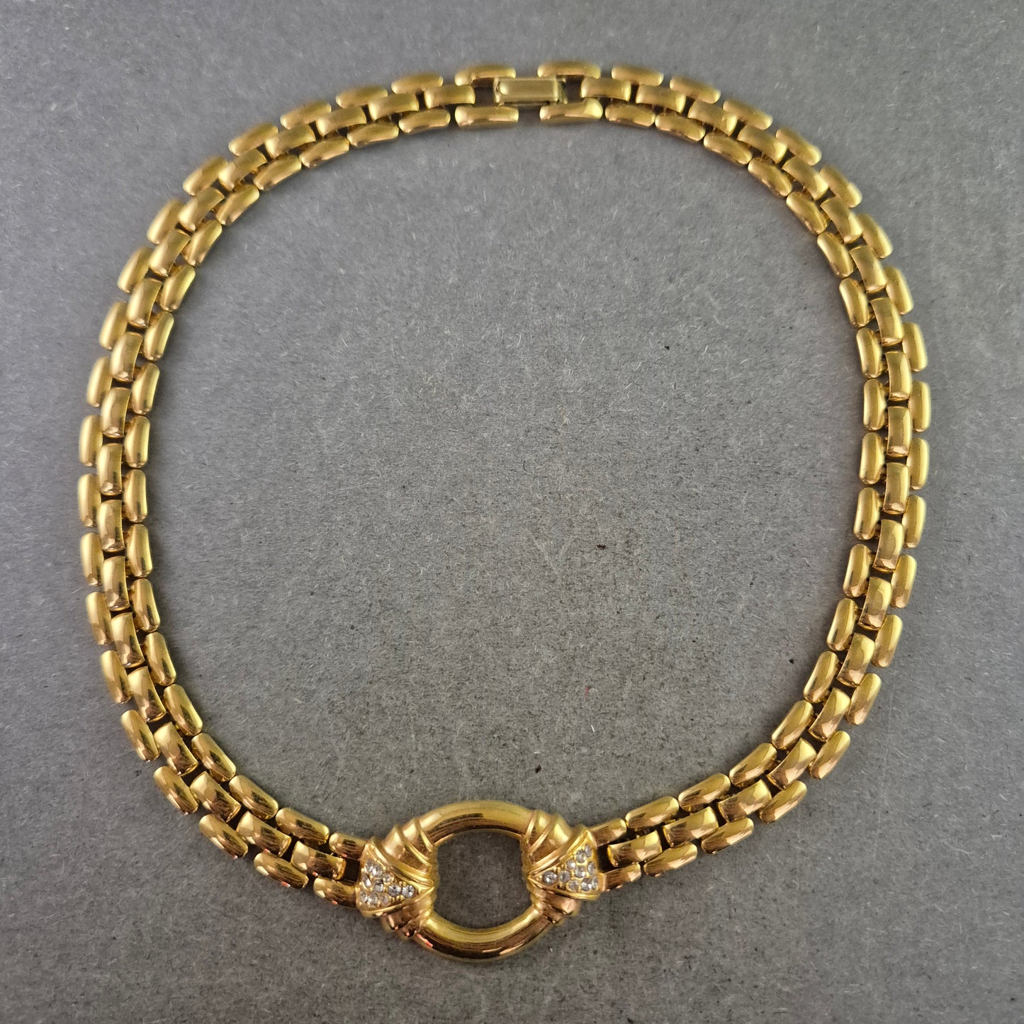 Goldfarbene Kette mit Zirkonia Element – Elegantes Collier