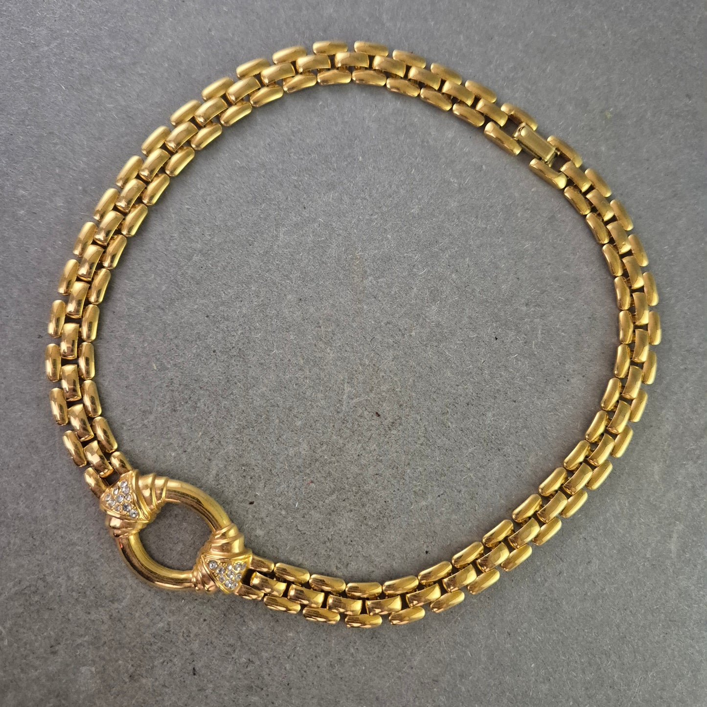 Goldfarbene Kette mit Zirkonia Element – Elegantes Collier