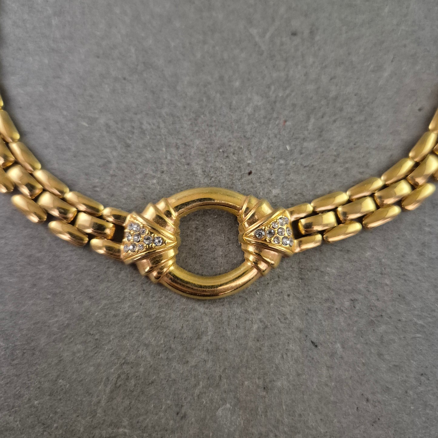 Goldfarbene Kette mit Zirkonia Element – Elegantes Collier