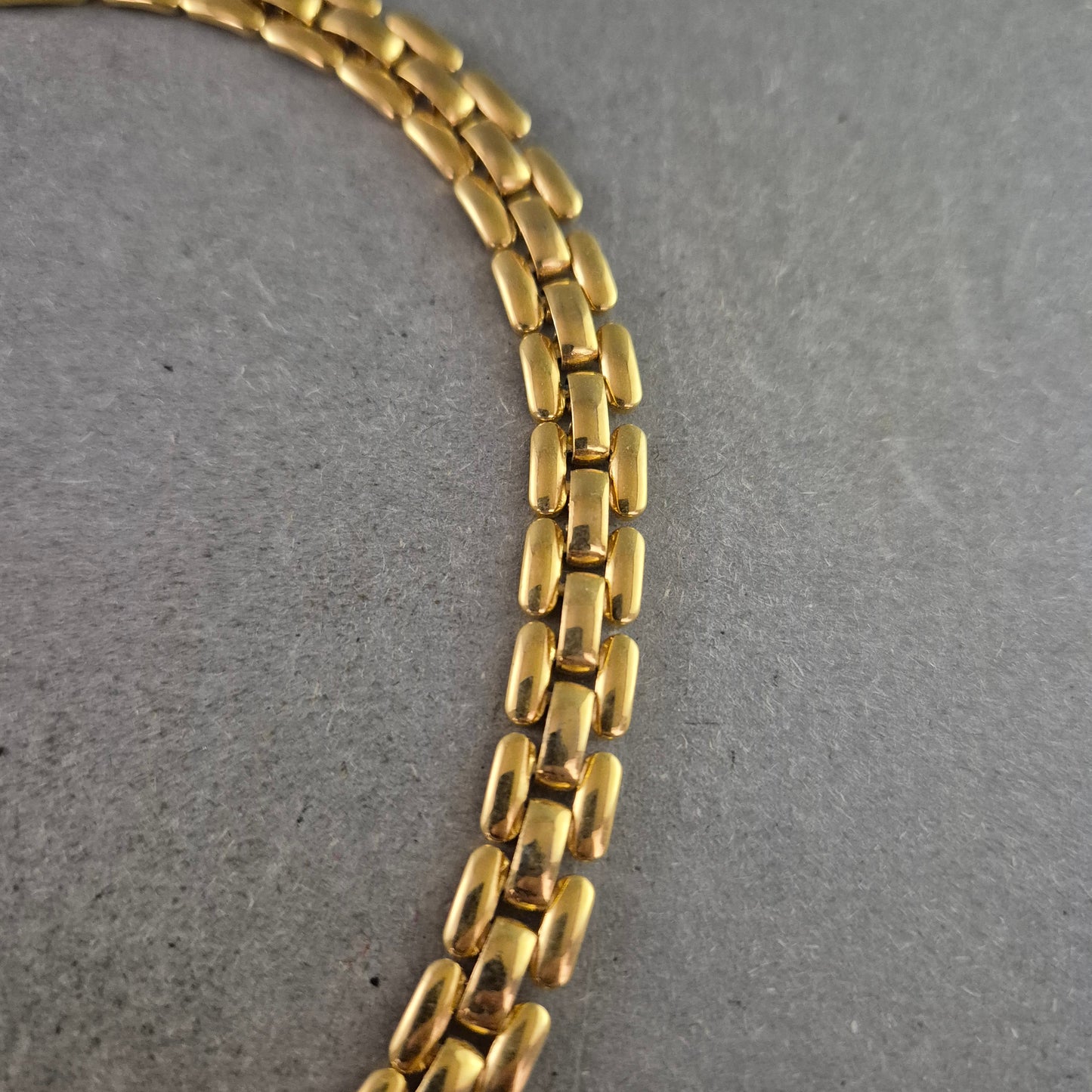 Goldfarbene Kette mit Zirkonia Element – Elegantes Collier