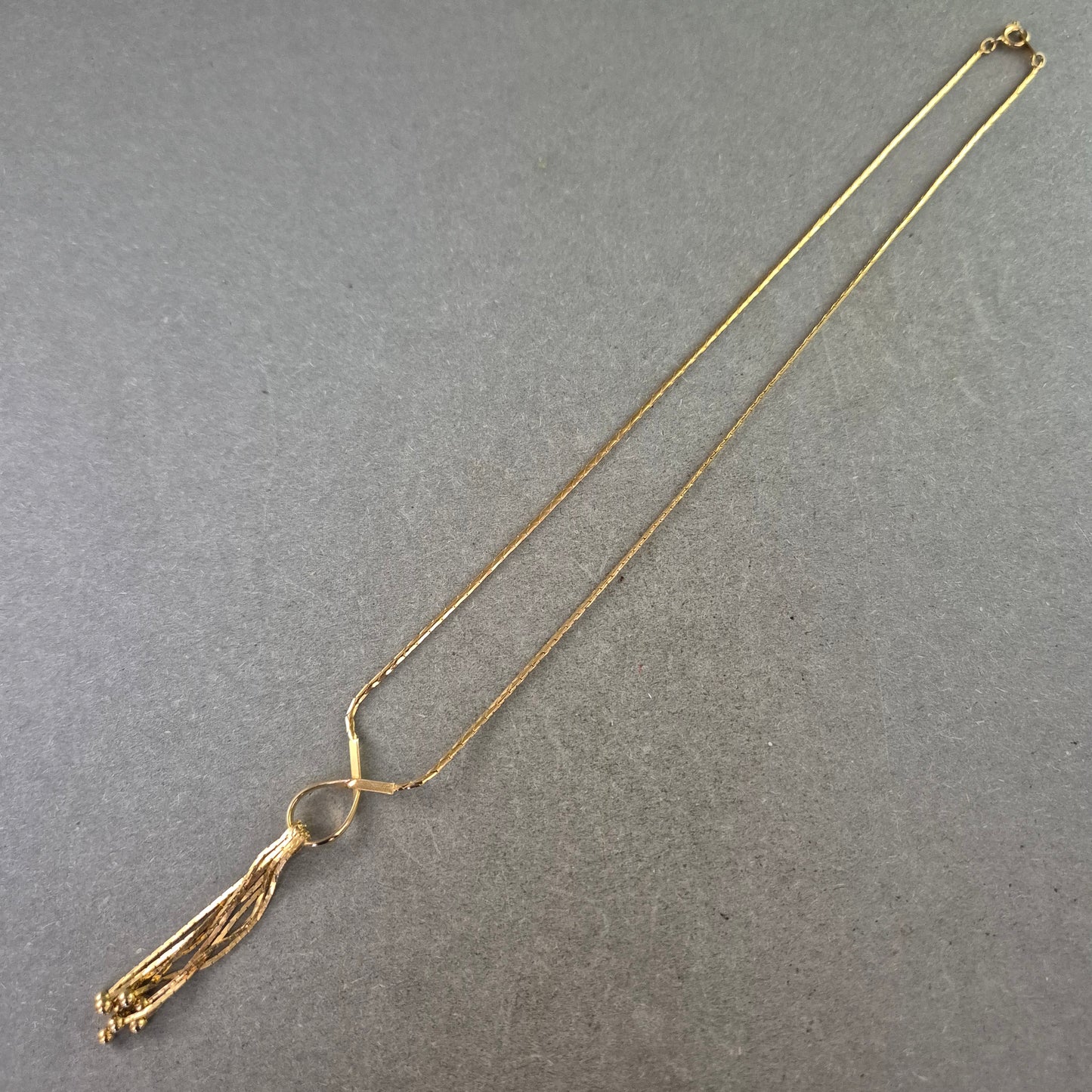 Goldfarbene Kette mit Quasten Anhänger – Stilvoller Vintage Look