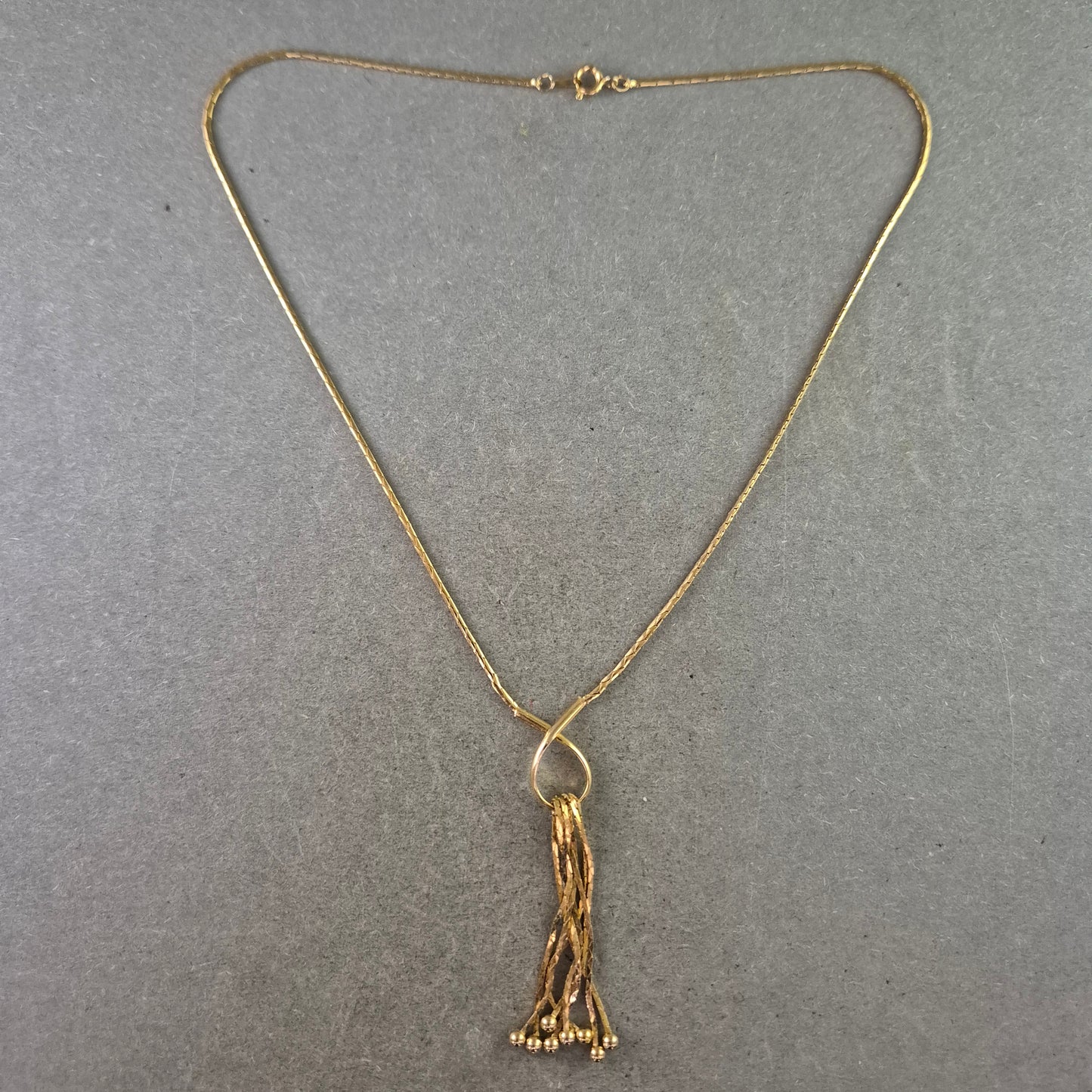 Goldfarbene Kette mit Quasten Anhänger – Stilvoller Vintage Look