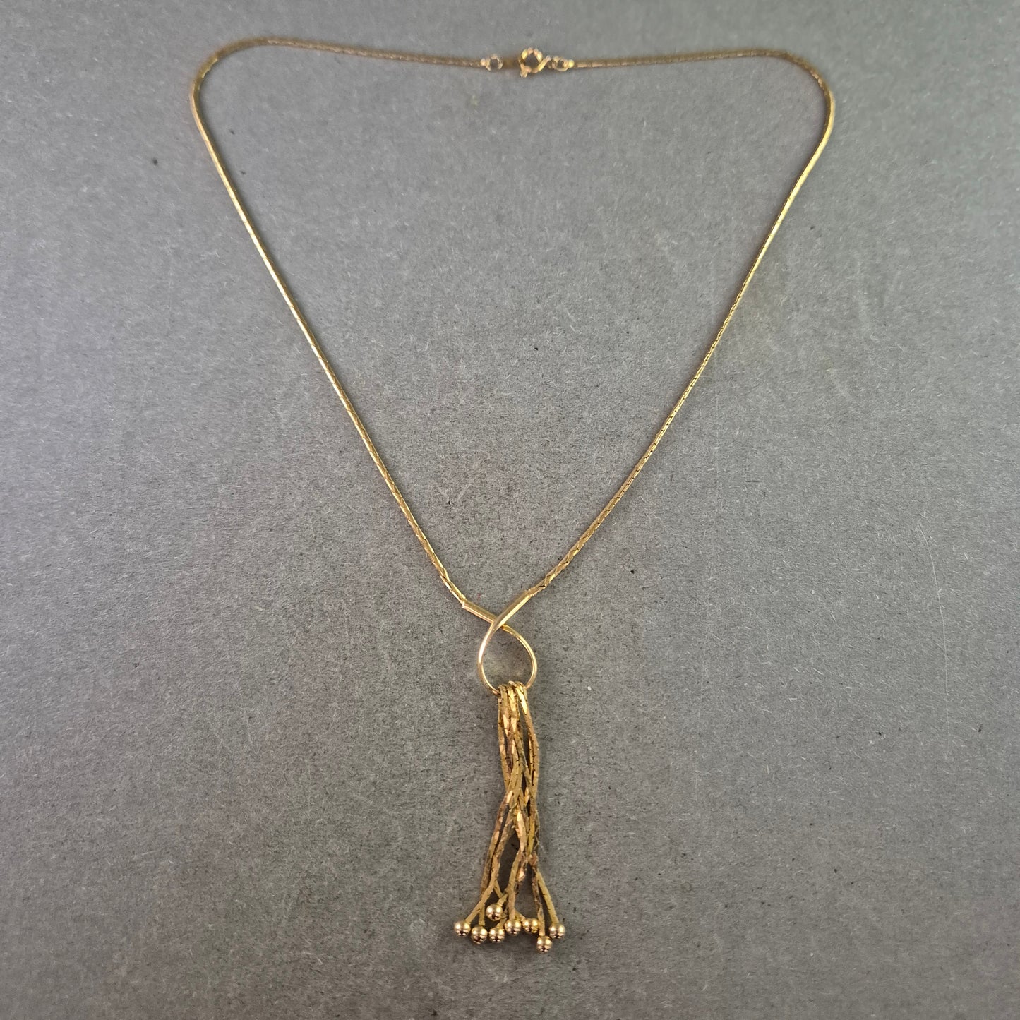 Goldfarbene Kette mit Quasten Anhänger – Stilvoller Vintage Look