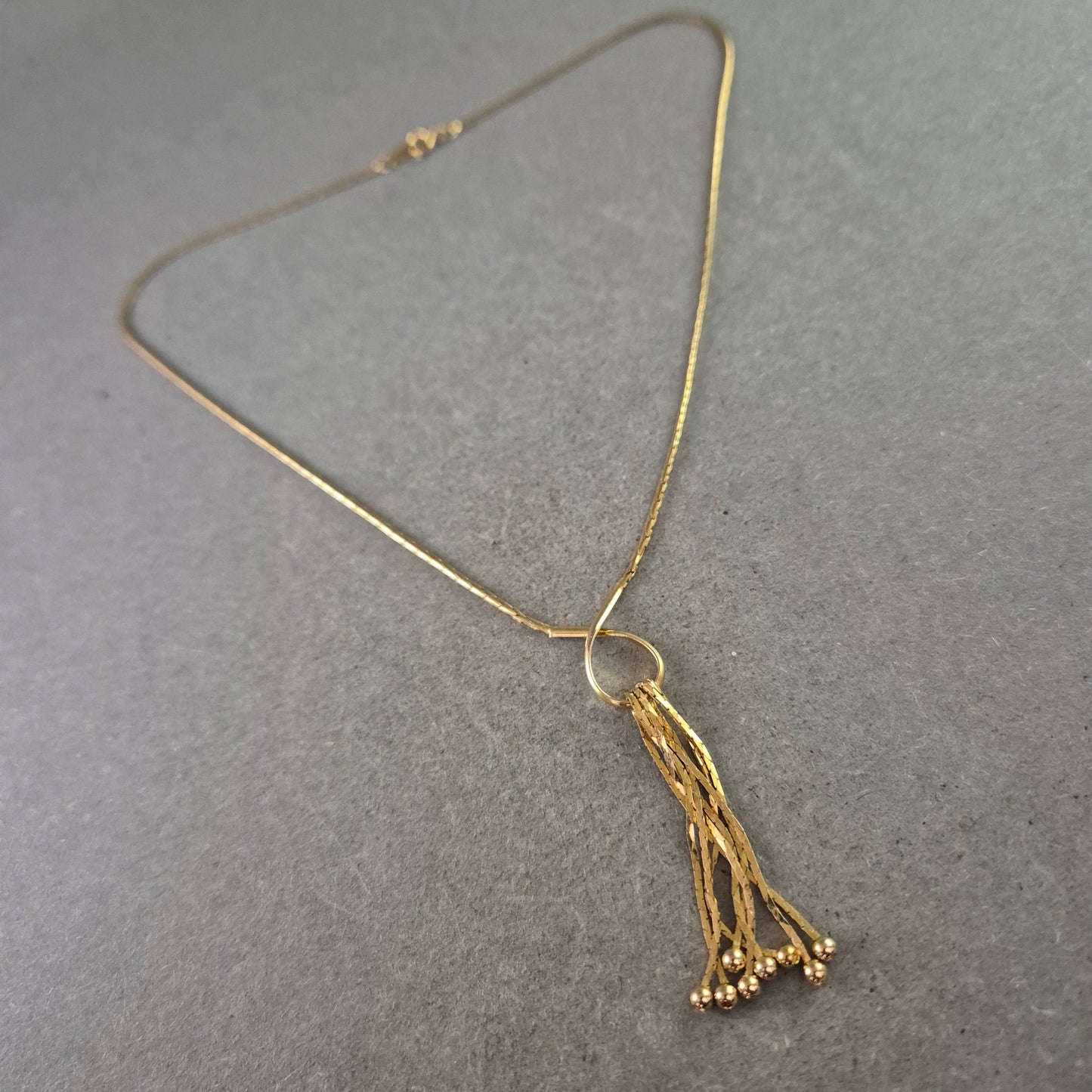 Goldfarbene Kette mit Quasten Anhänger – Stilvoller Vintage Look