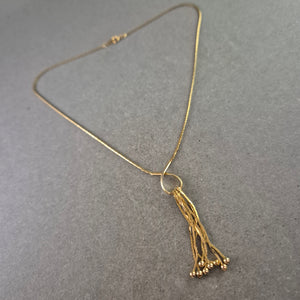 Goldfarbene Kette mit Quasten Anhänger – Stilvoller Vintage Look