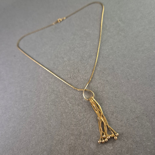 Goldfarbene Kette mit Quasten Anhänger – Stilvoller Vintage Look