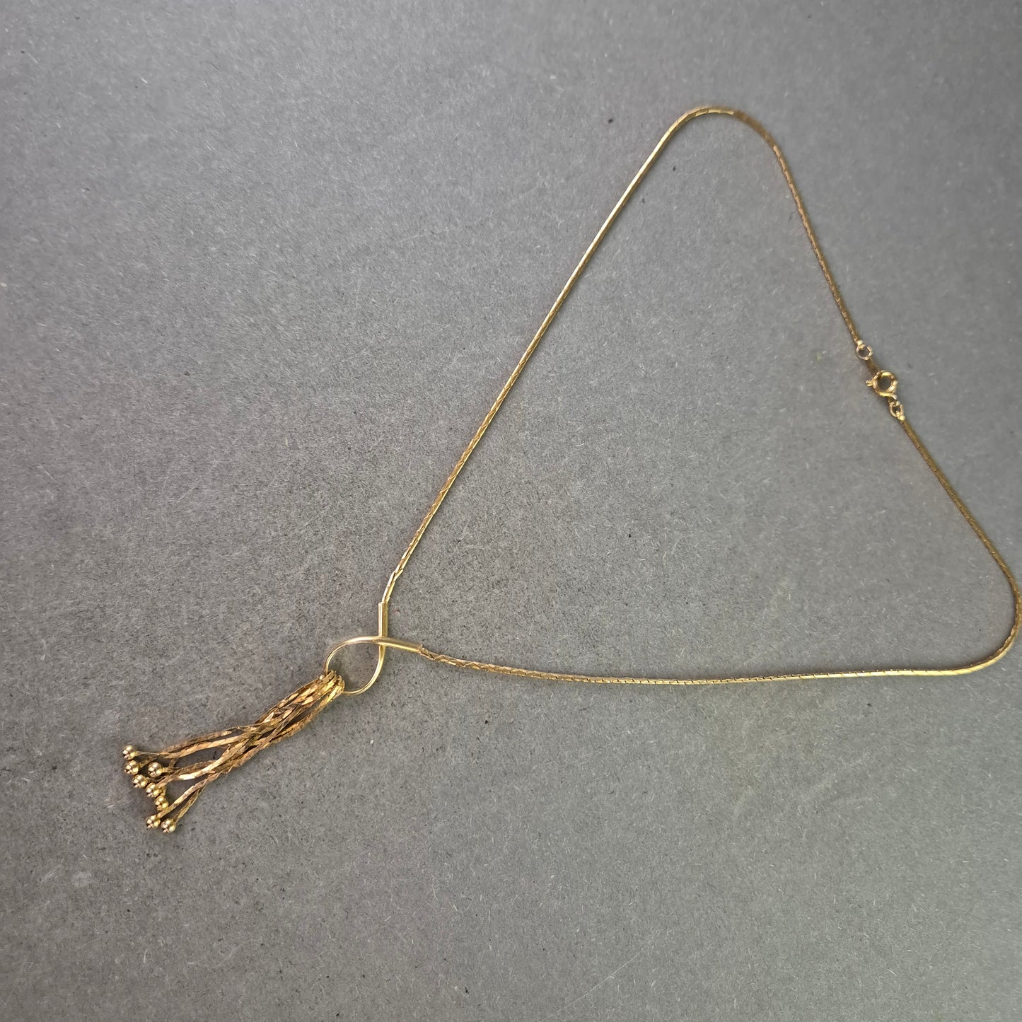 Goldfarbene Kette mit Quasten Anhänger – Stilvoller Vintage Look