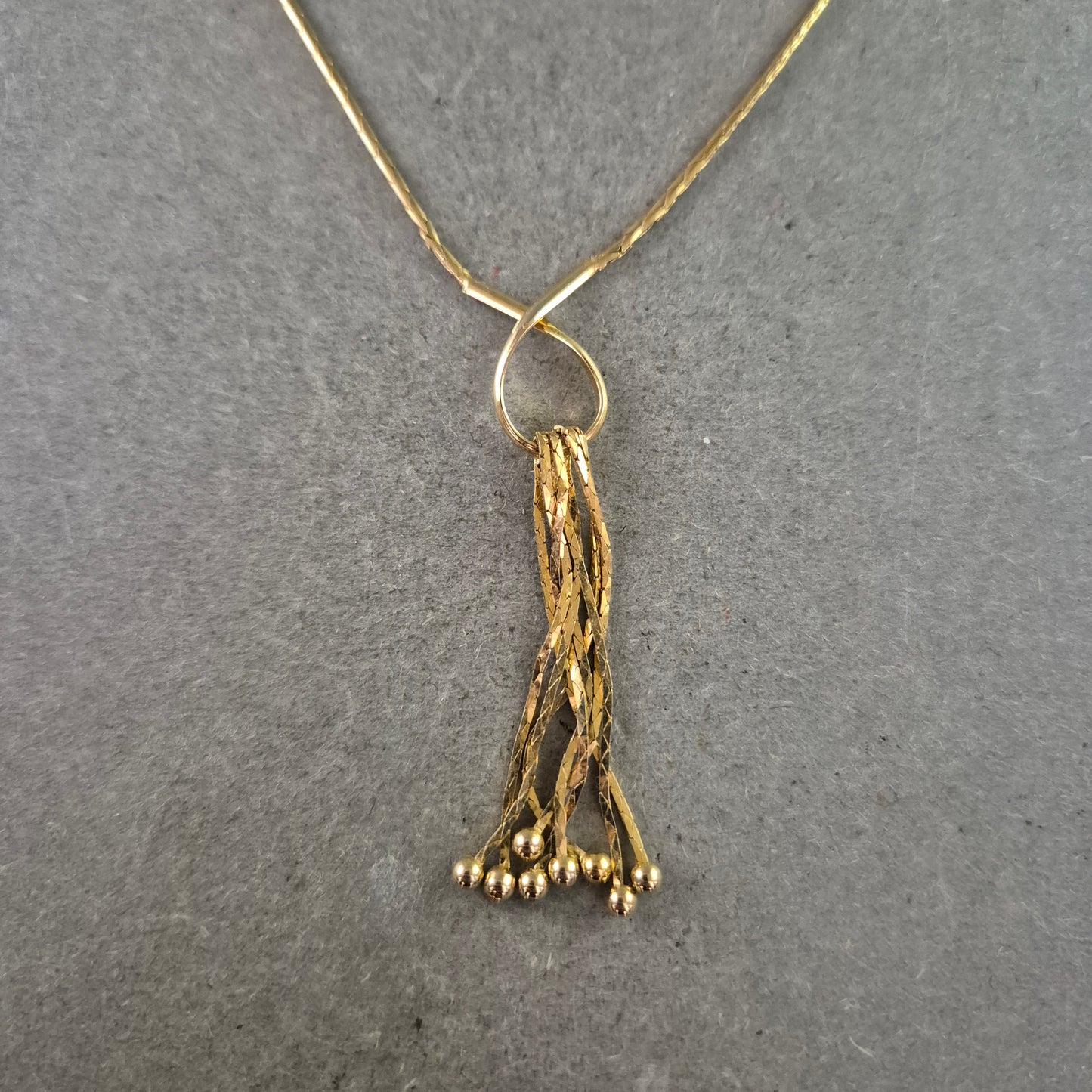 Goldfarbene Kette mit Quasten Anhänger – Stilvoller Vintage Look