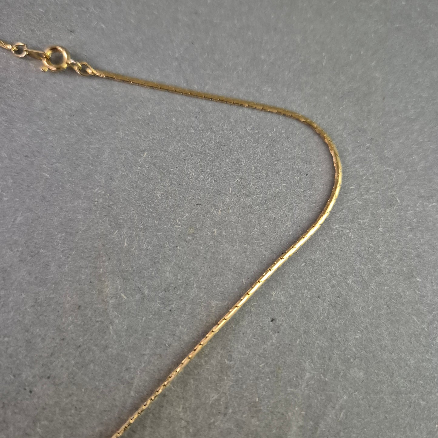 Goldfarbene Kette mit Quasten Anhänger – Stilvoller Vintage Look
