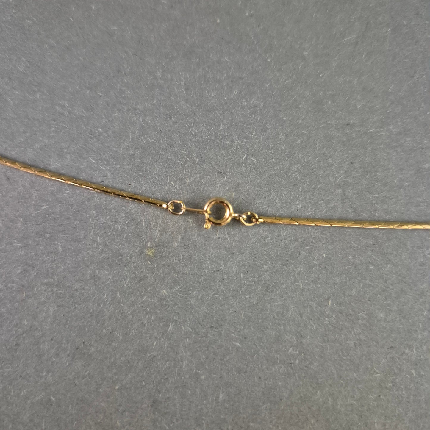 Goldfarbene Kette mit Quasten Anhänger – Stilvoller Vintage Look
