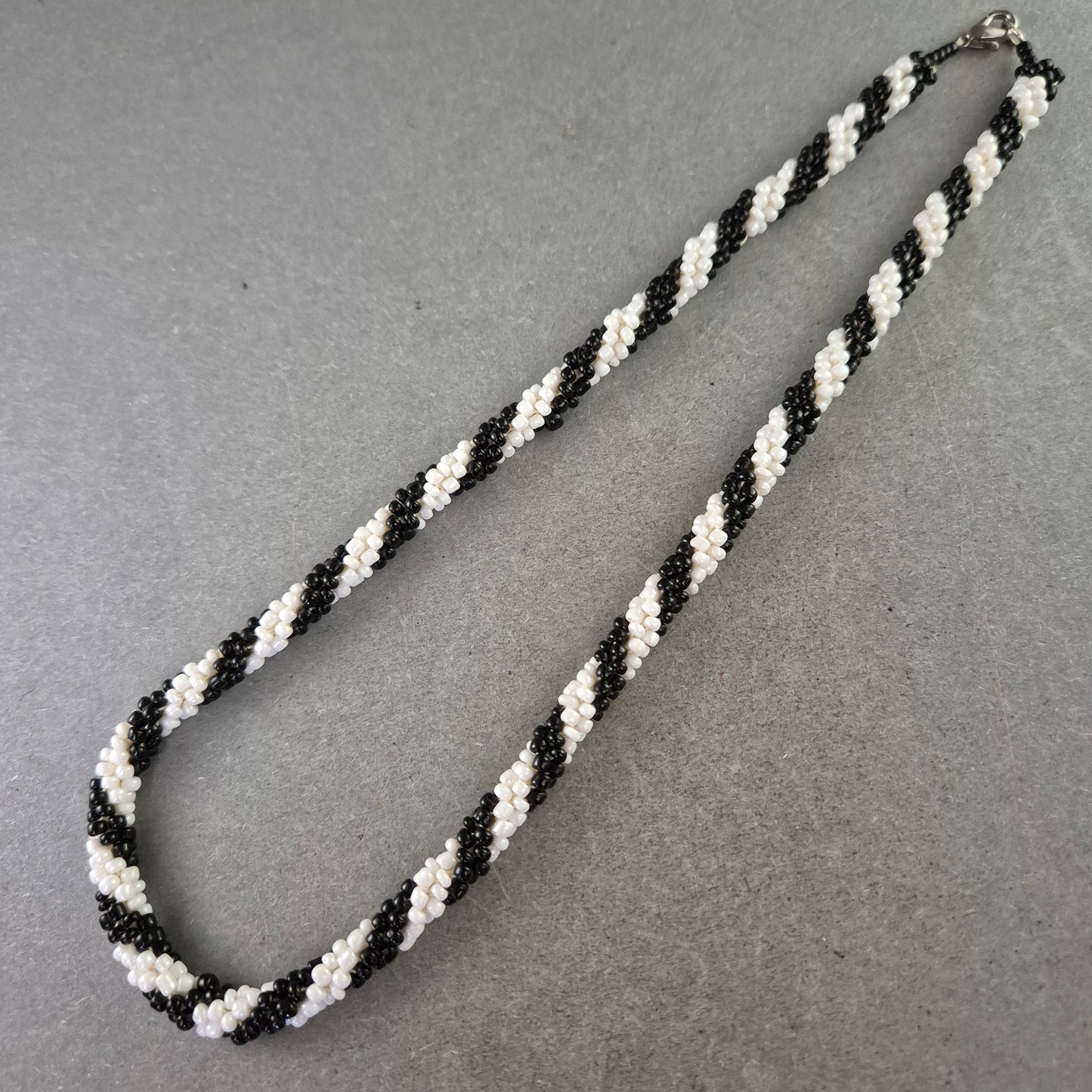 Perlen Kette in Schwarz Weiß – Handgearbeitetes Muster